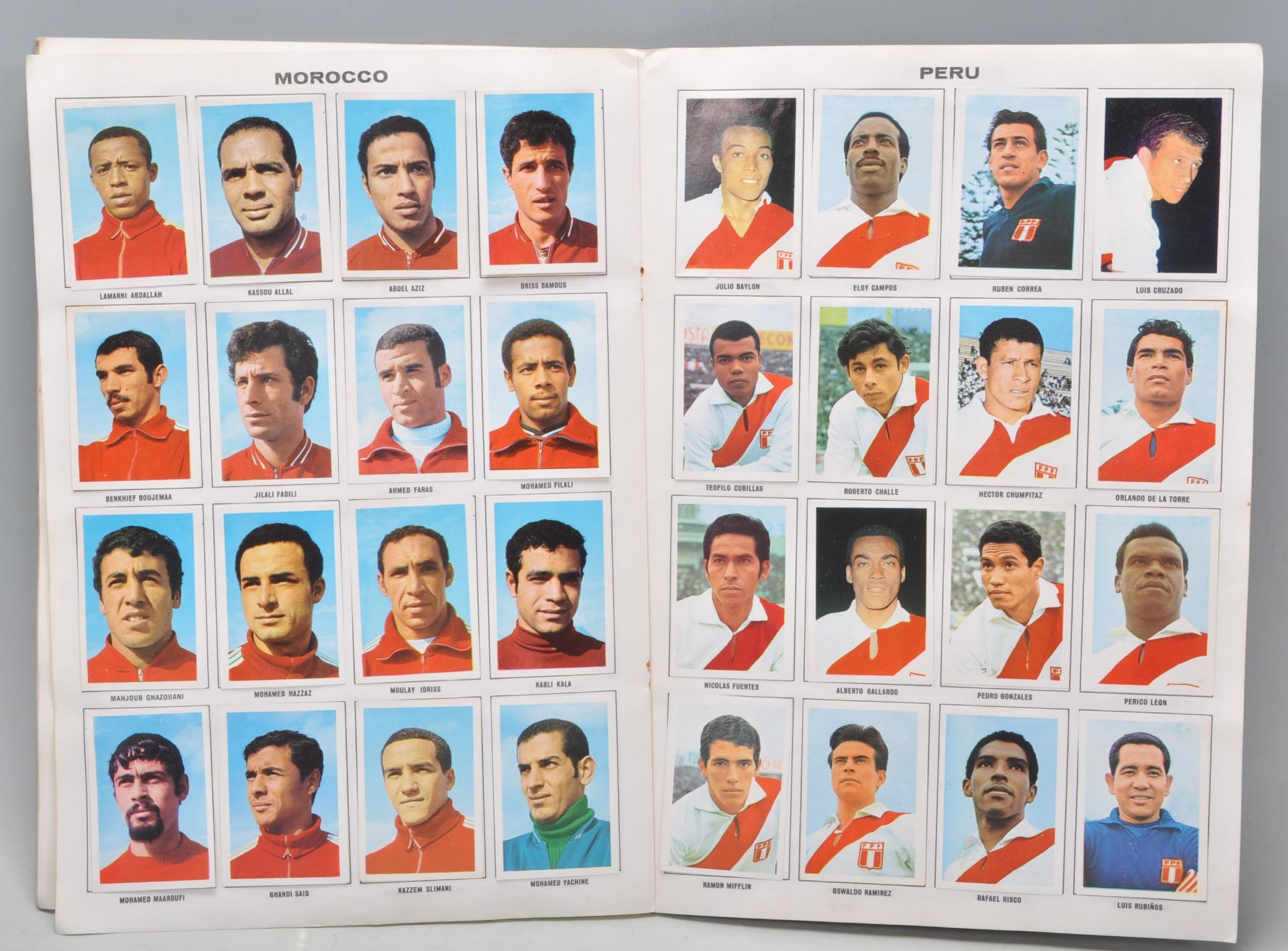 A good 1970's Mexico 70 world cup soccer football stars sticker album complete. Measures 34.5 cm - Bild 9 aus 12