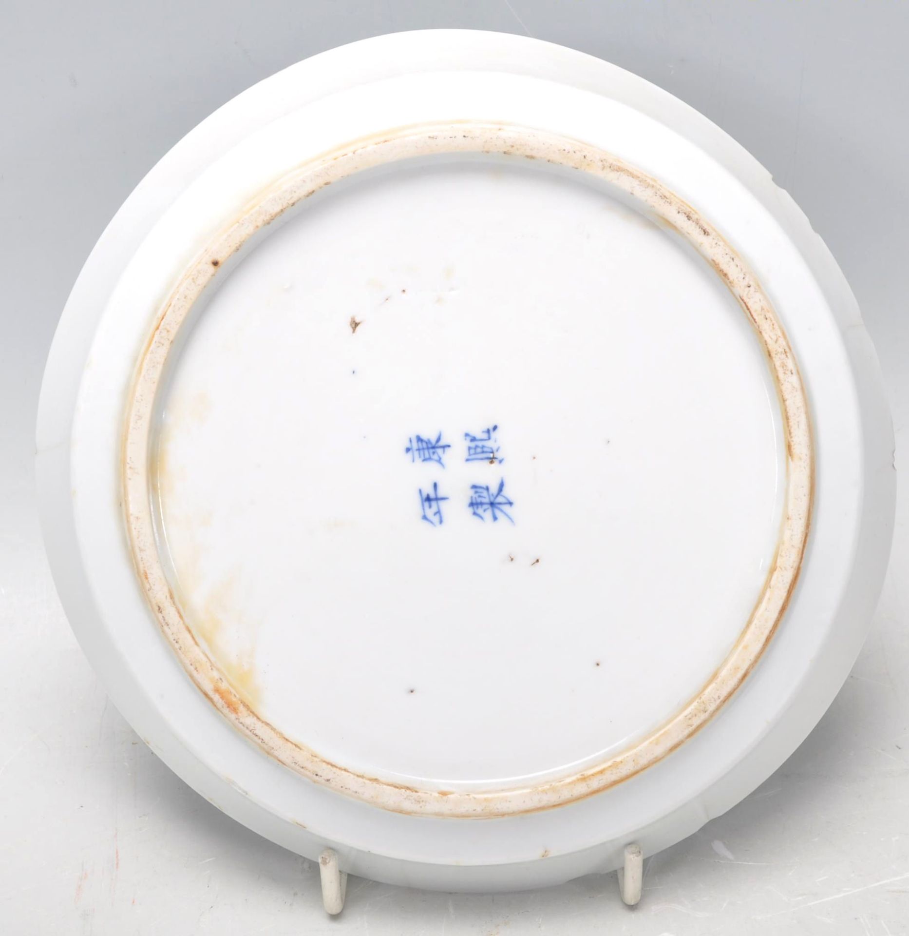 An 18th Century Kangxi Chinese blue and white hand painted dish of round form being finely painted - Bild 5 aus 6