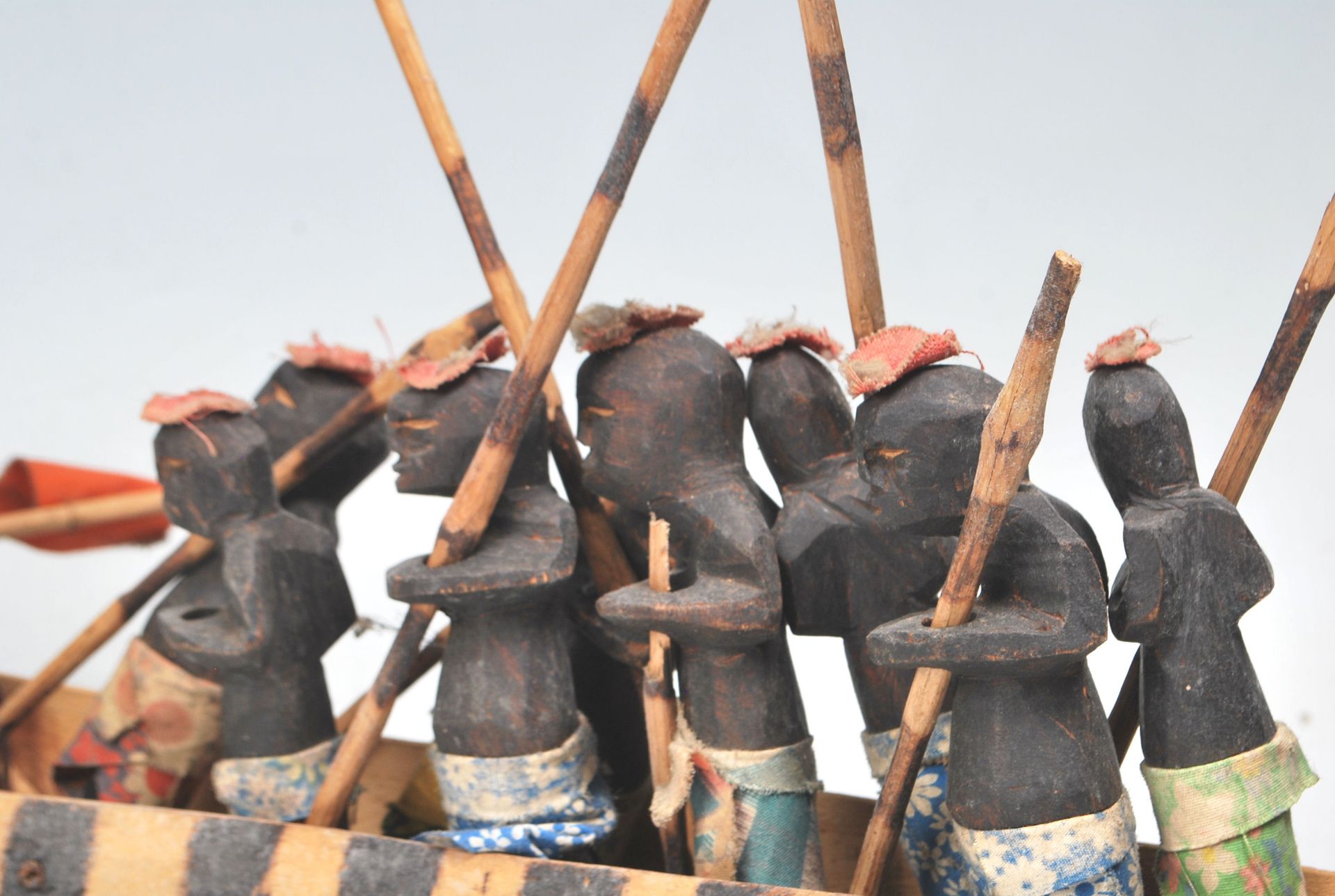 An African tribal carved wooden boat figurine complete with striped painted sides, complete with - Bild 10 aus 12