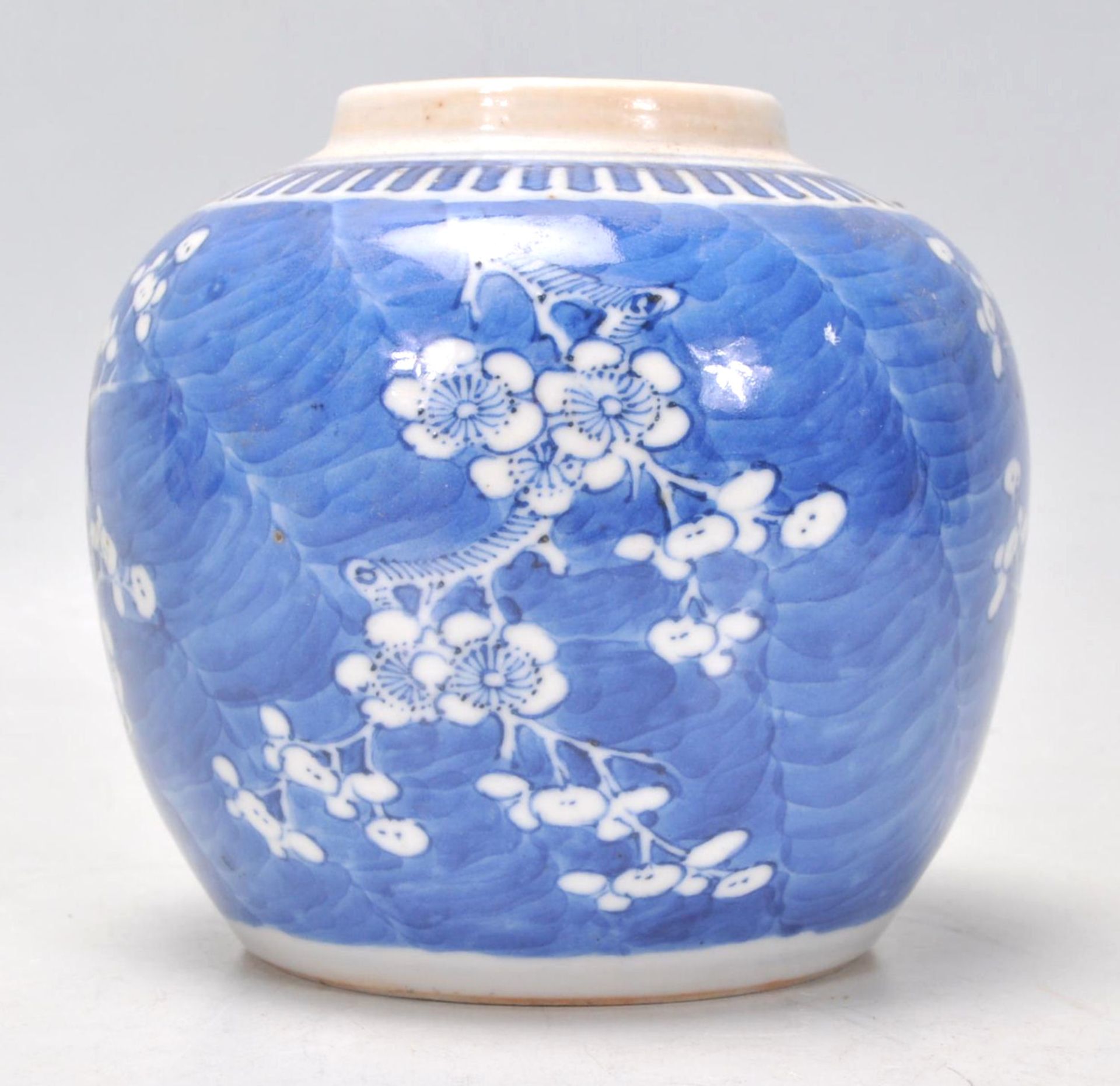 A 19th Century Chinese ginger jar hand painted in the prunus pattern with a key border to the top - Bild 2 aus 7