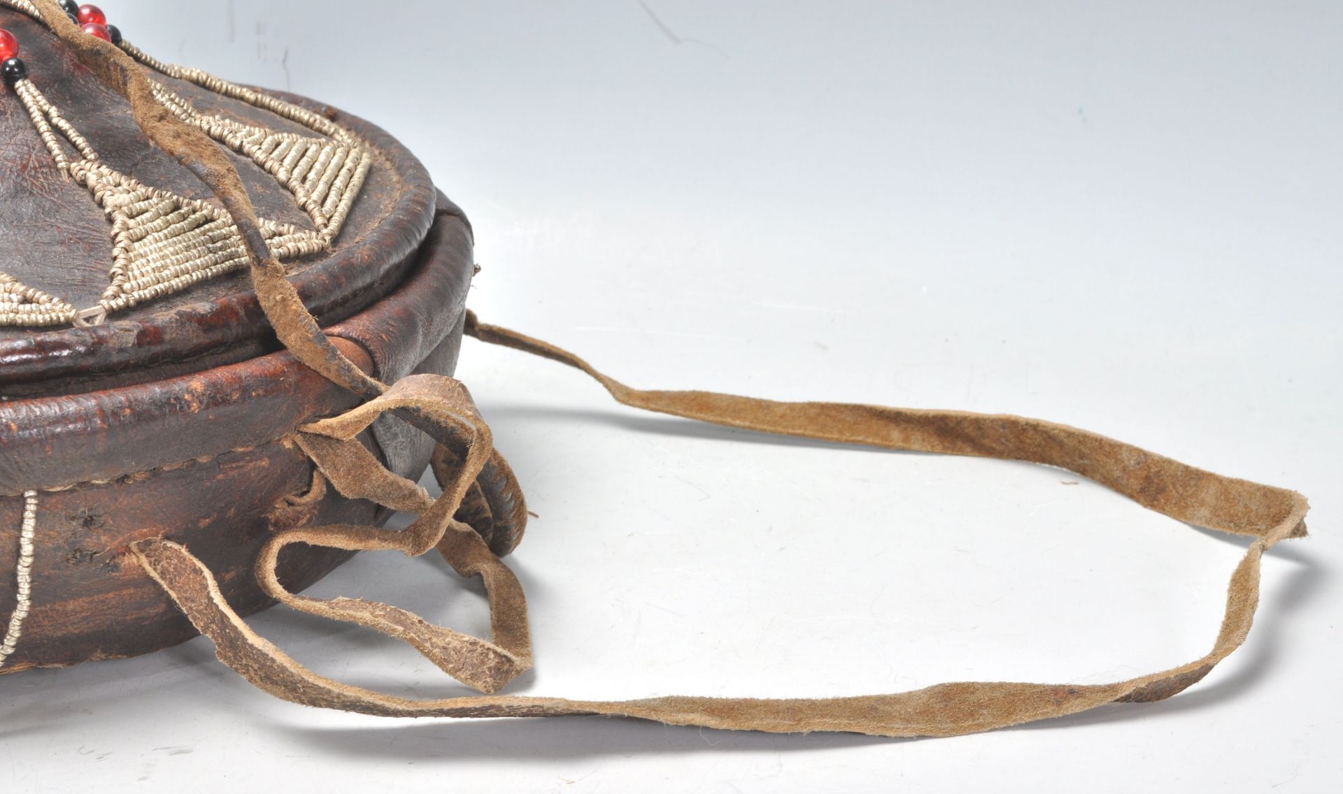 An early 20th Century Vintage tribal Ethiopian injera bread basket. Leather covered with beadwork - Bild 4 aus 9