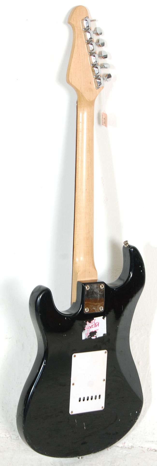 A Fender Stratocaster style Rockburn six string electric guitar having three control knobs with a - Bild 4 aus 4