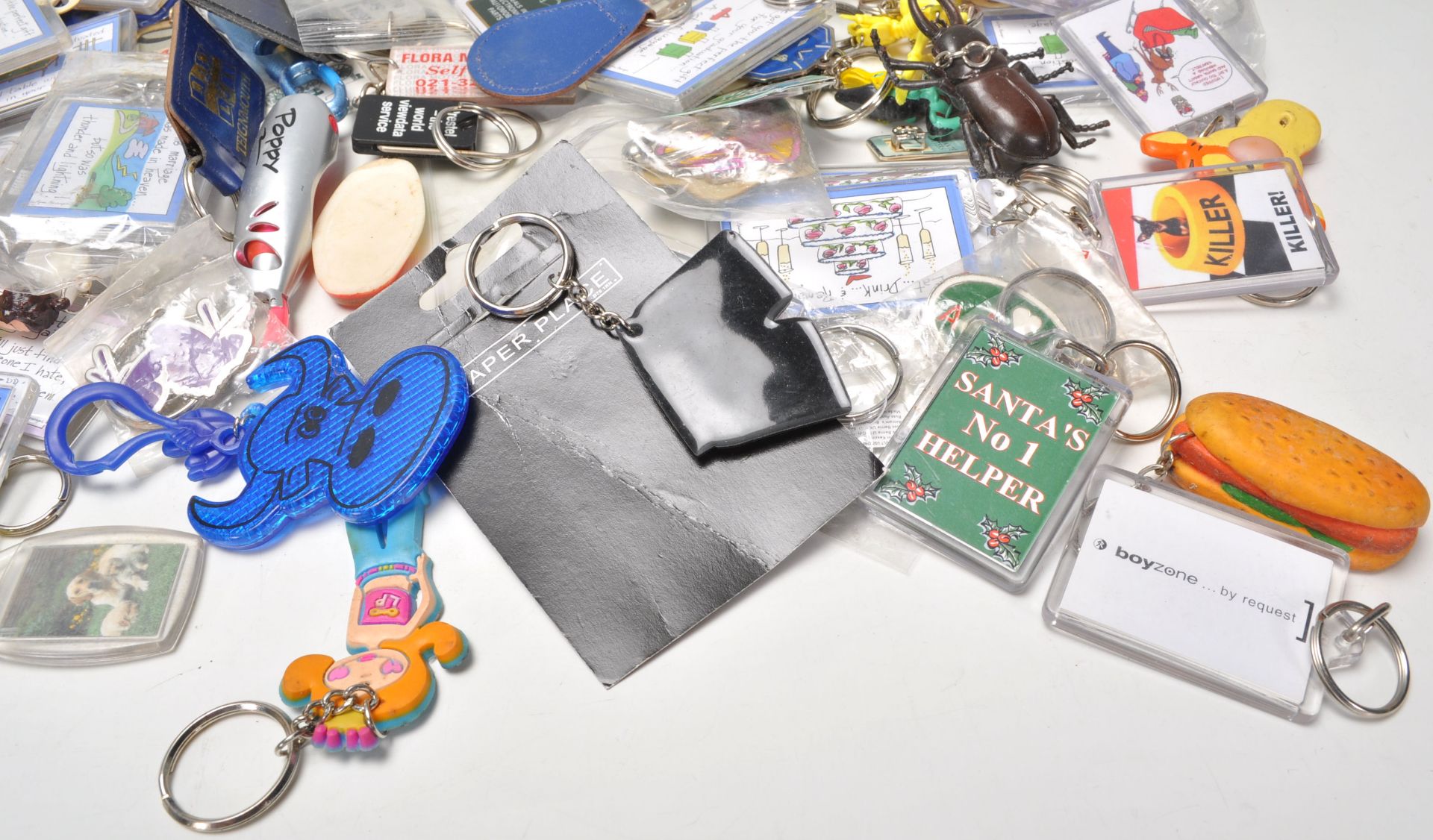 A large collection of assorted collectable / novelty key rings / key chains, including advertising - Image 8 of 8