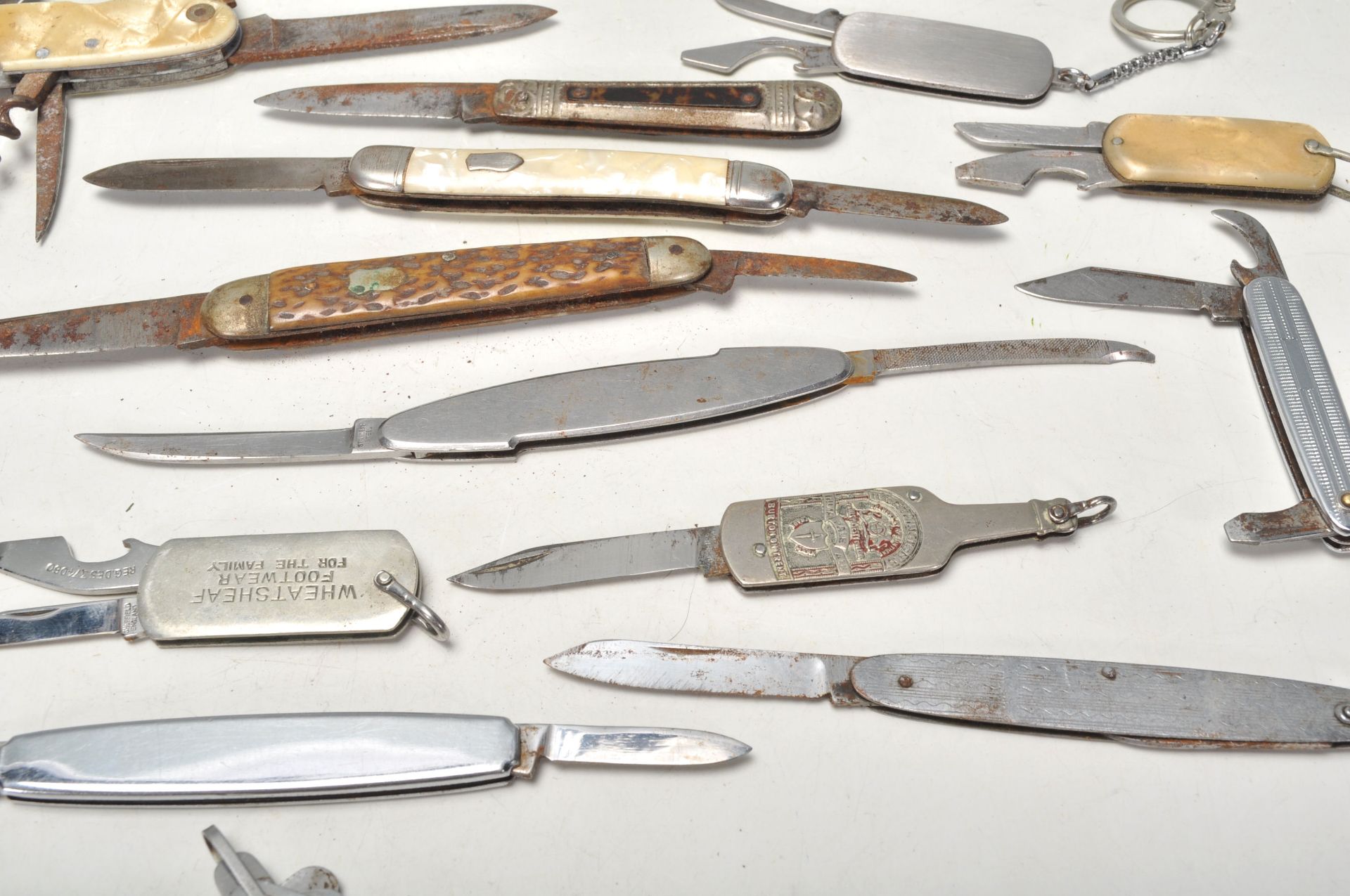 A good mixed group of vintage pen knives dating from the early 20th Century with steel and lucite - Bild 8 aus 9