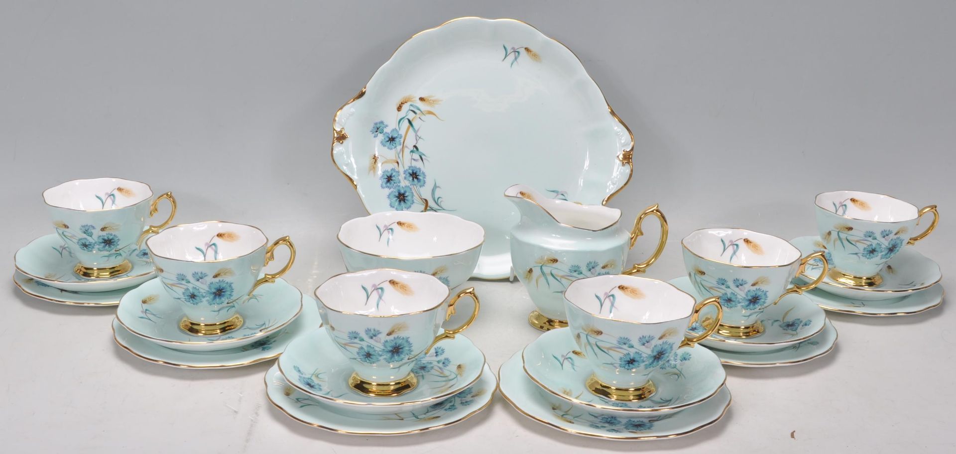 An vintage 20th Century Royal Albert fine bone china tea service all decorated in floral sprays - Bild 2 aus 10