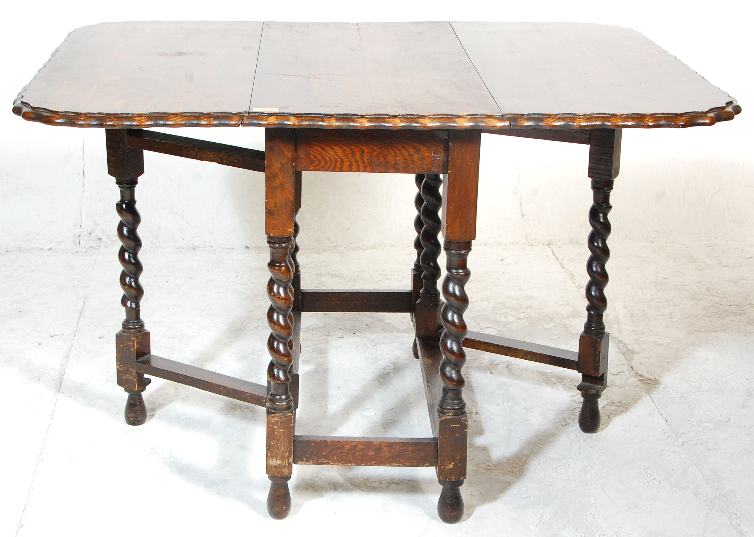 A good early 20th Century oak pie crust barley twist gate leg dining table of rectangular form - Image 7 of 15