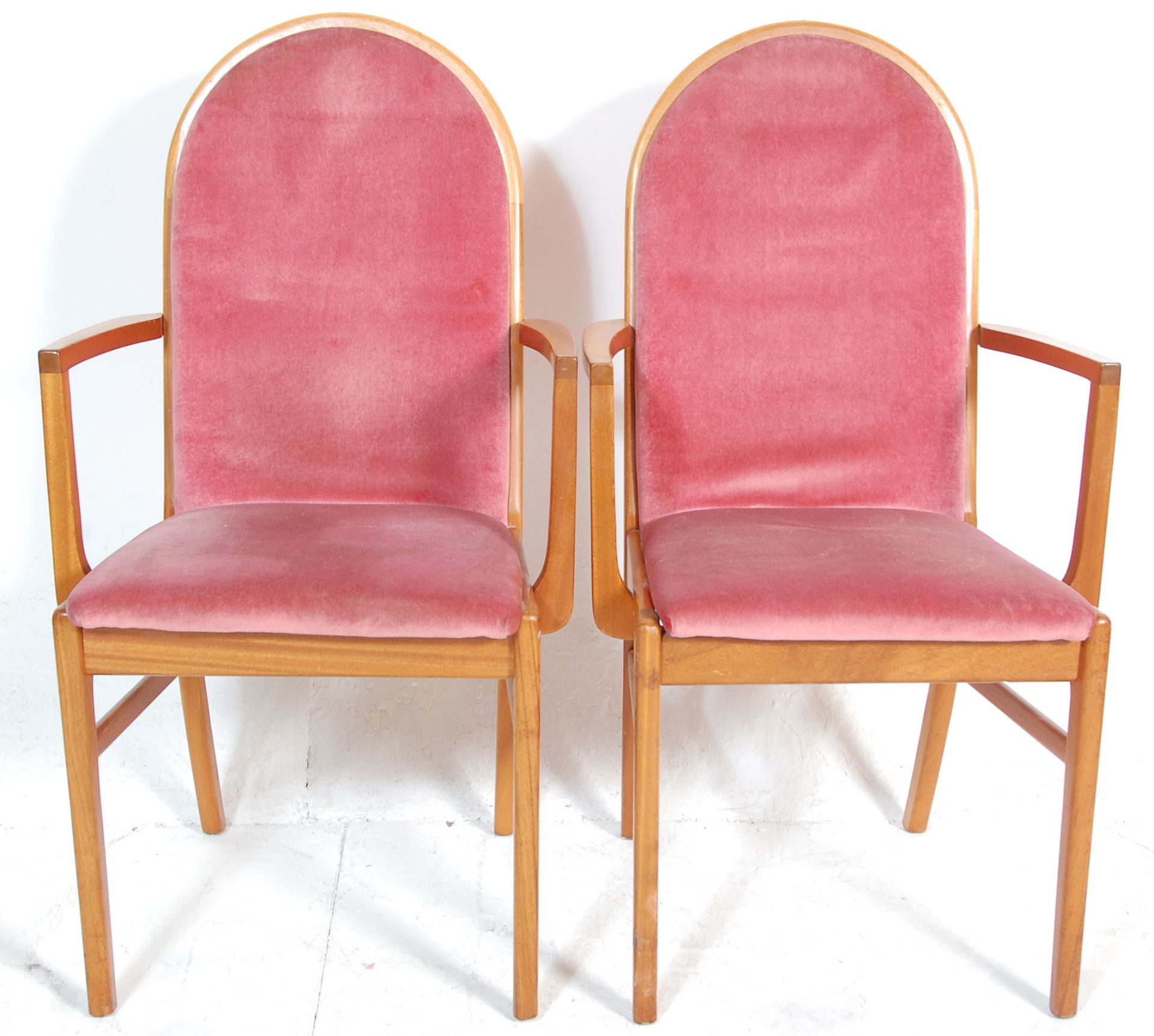A matching pair of retro mid 20th Century teak framed dining carver chairs / armchairs having arched - Bild 3 aus 4