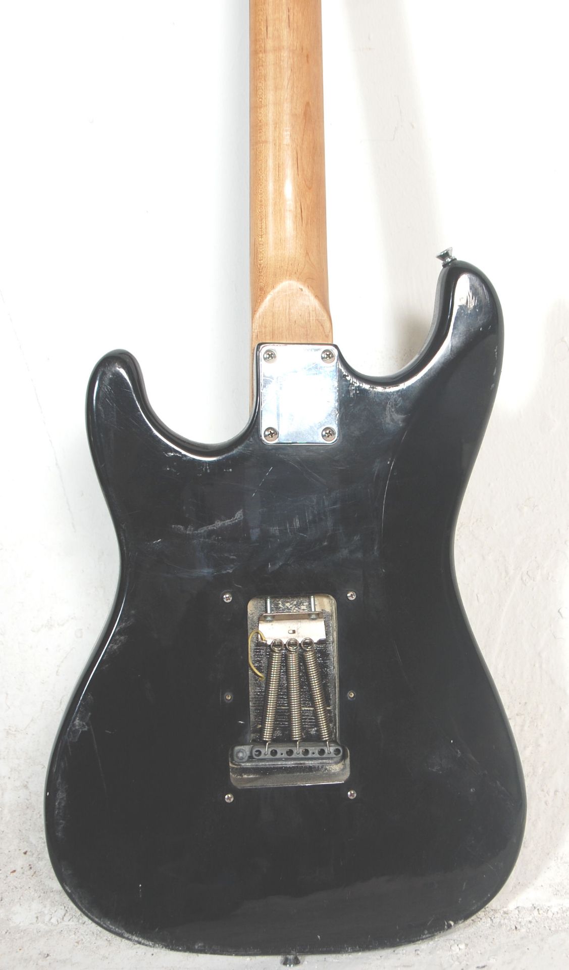 A Fender Stratocaster style Encore six string electric guitar having three control knobs with a - Bild 6 aus 7