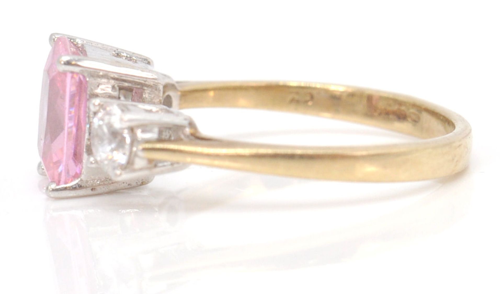 A 9ct gold hallmarked 3 stone ring. The ring with central pink CZ in prong setting flanked by cz - Bild 5 aus 7