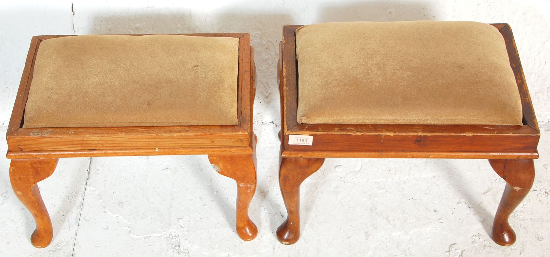 A near matching pair of vintage early 20th Century Queen Anne revival footstools. One of pine - Bild 5 aus 6