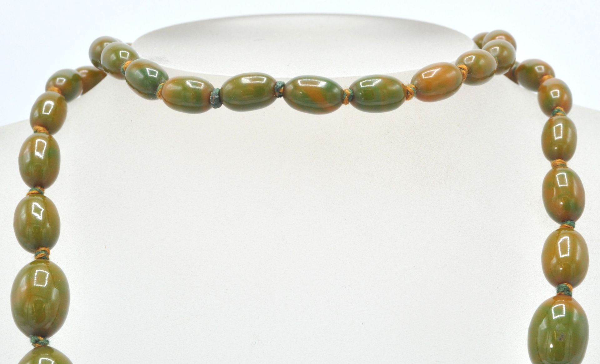 An early 20th Century 1930's early plastic / bakelite graduating beaded necklace with green and - Bild 4 aus 5