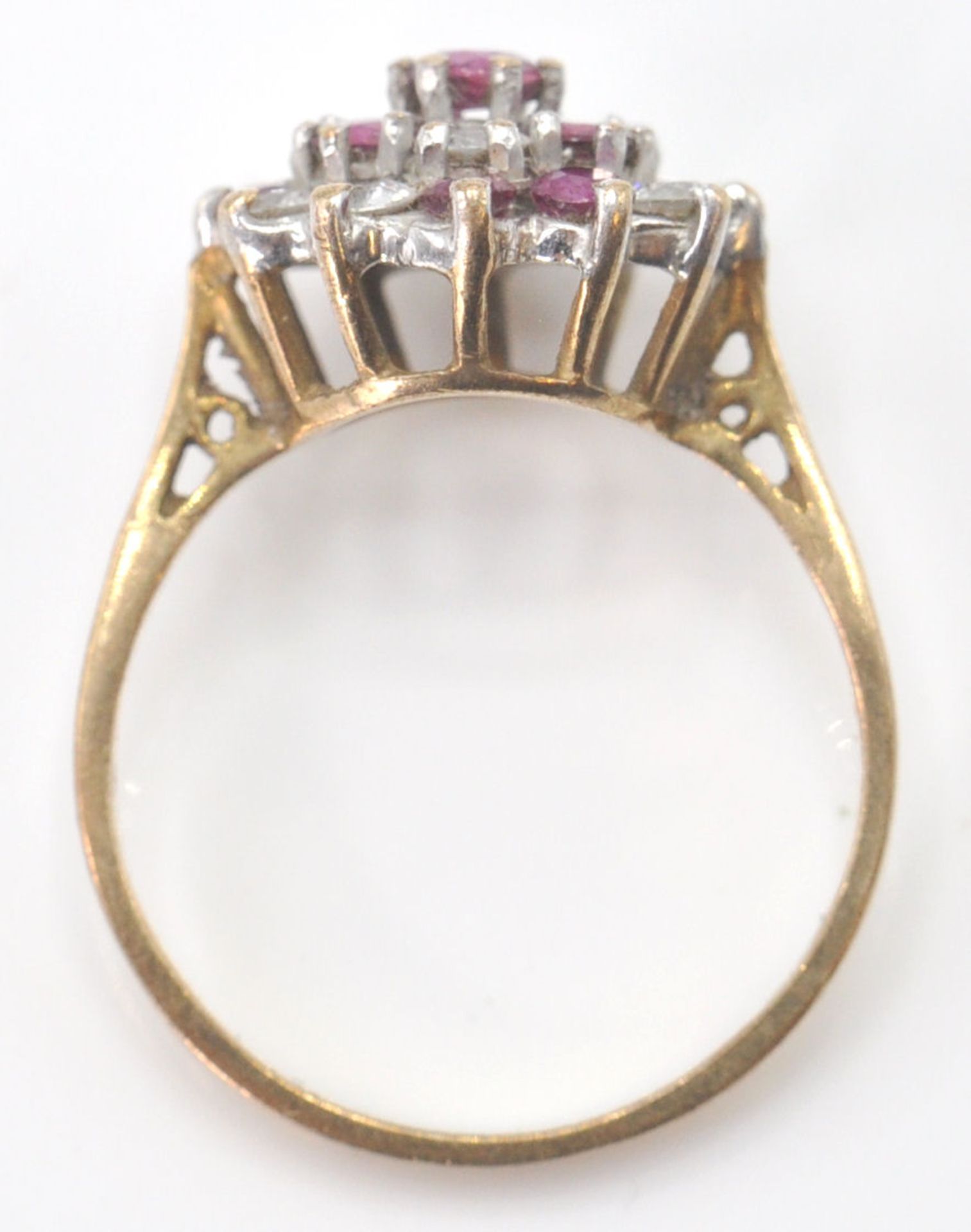 A 9ct gold hallmarked cluster ring. The ring set with amethyst and white mixed cut stones  in basket - Bild 6 aus 8