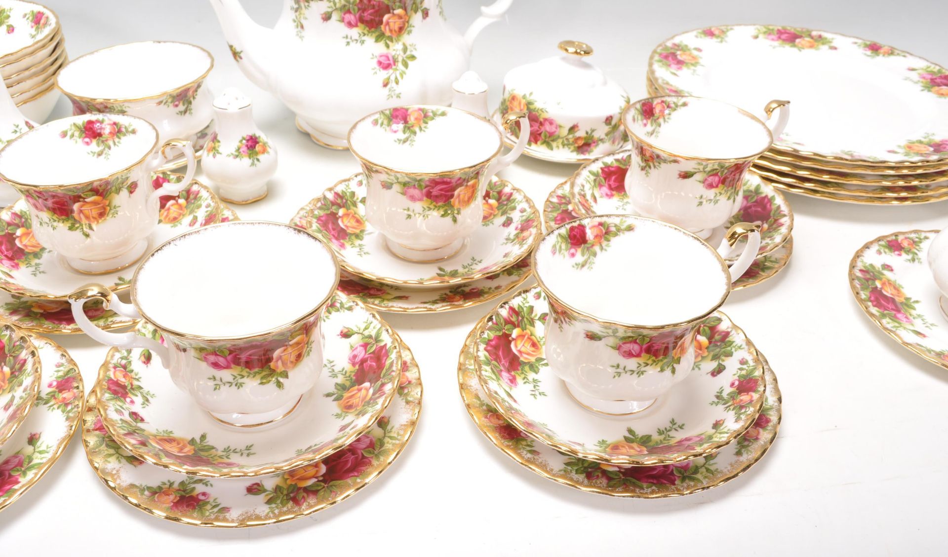 A Royal Albert bone china tea service in the Old Country Roses pattern to include a teapot, dinner - Bild 8 aus 13