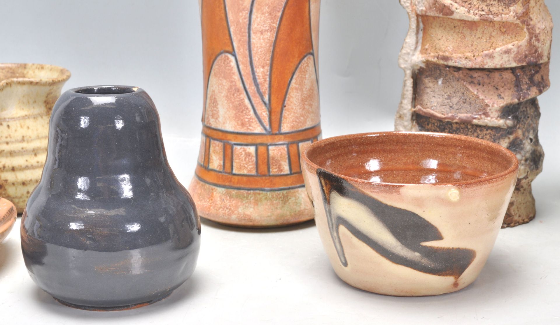A mixed collection of Studio Art Pottery pieces to include a glazed bottle vase, chimney pot type - Bild 3 aus 11