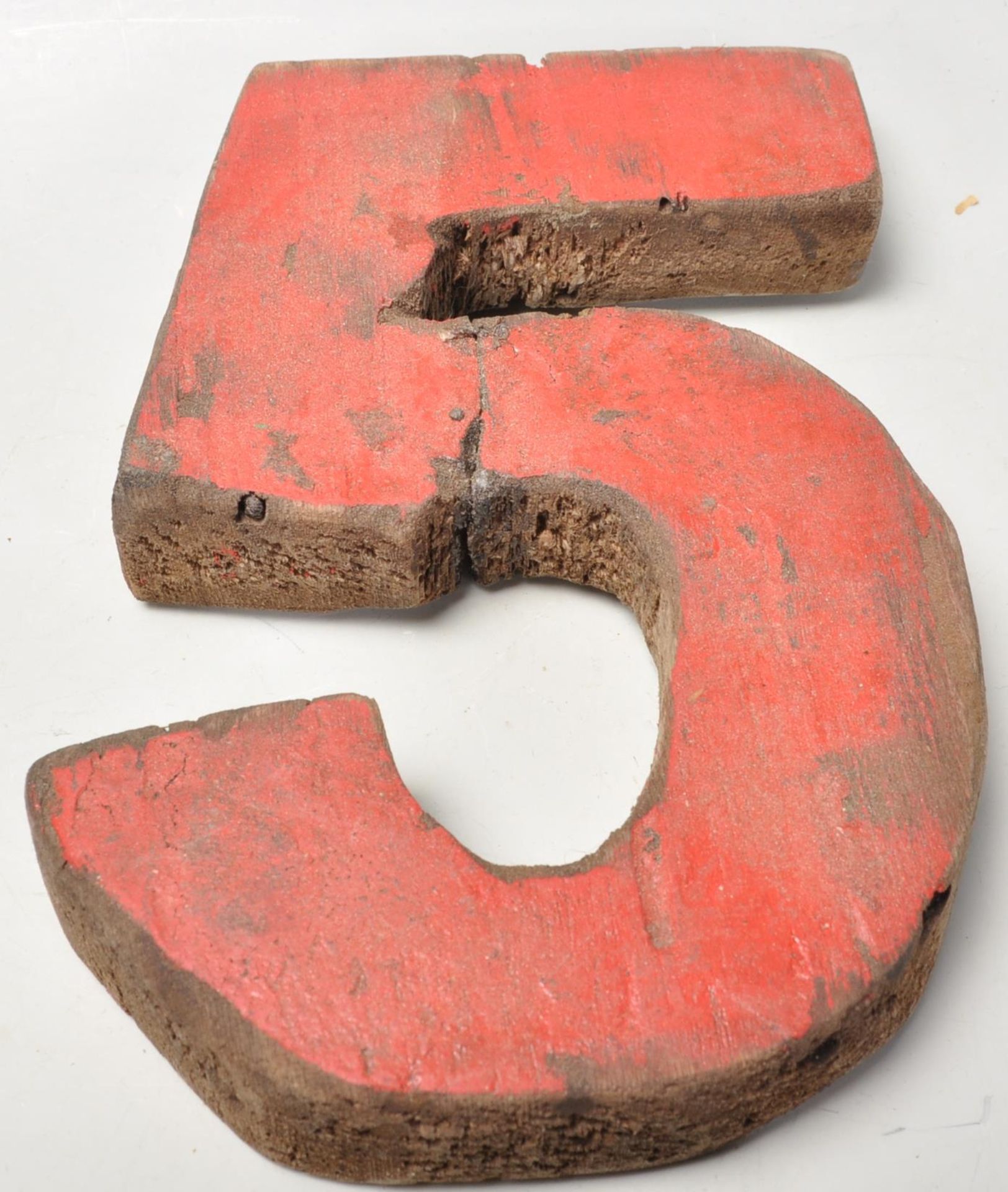 A set of vintage retro wooden signage numbers each having weathered different coloured paintwork - Bild 4 aus 8