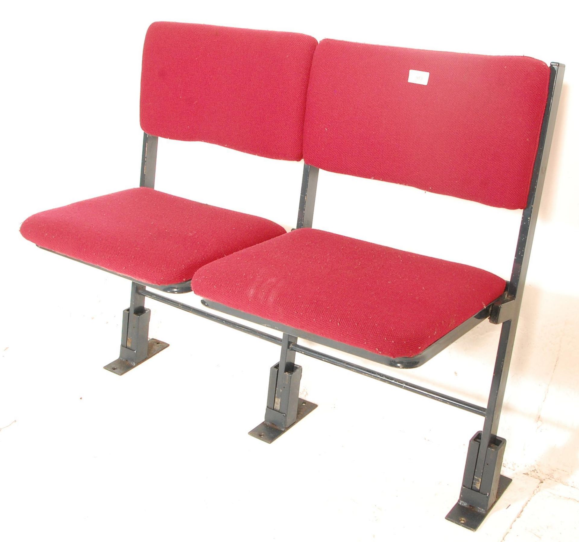 A set of two vintage retro 20th Century folding cinema / theatre chairs having red upholstered block - Bild 4 aus 7