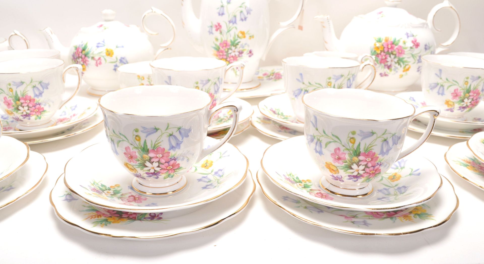 A Fine Bone China English tea service by Queen Anne China in the Old Country Spray pattern having - Bild 6 aus 15