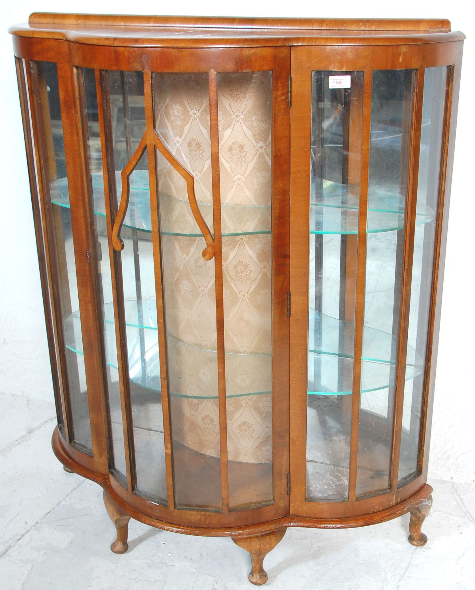 A 1930's Art Deco walnut veneered china display cabinet / vitrine. Raised on cabriole legs with - Bild 5 aus 8