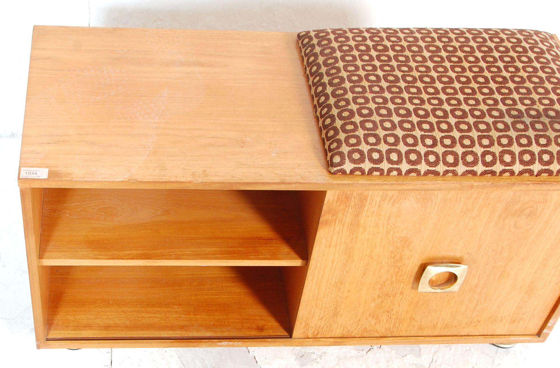 A nice retro mid 20th Century teak wood telephone table / unit having a padded top to the right. - Bild 4 aus 5