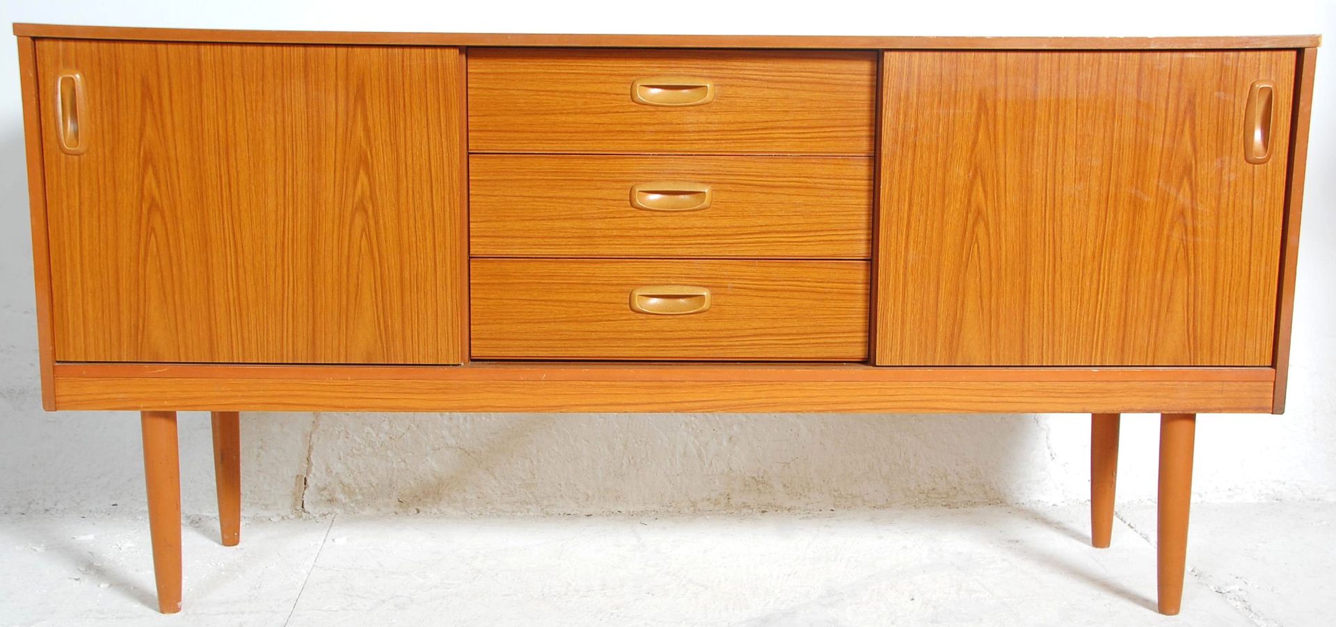 A vintage retro 20th Century teak veneered sideboard credenza having a central bank of four - Bild 2 aus 6