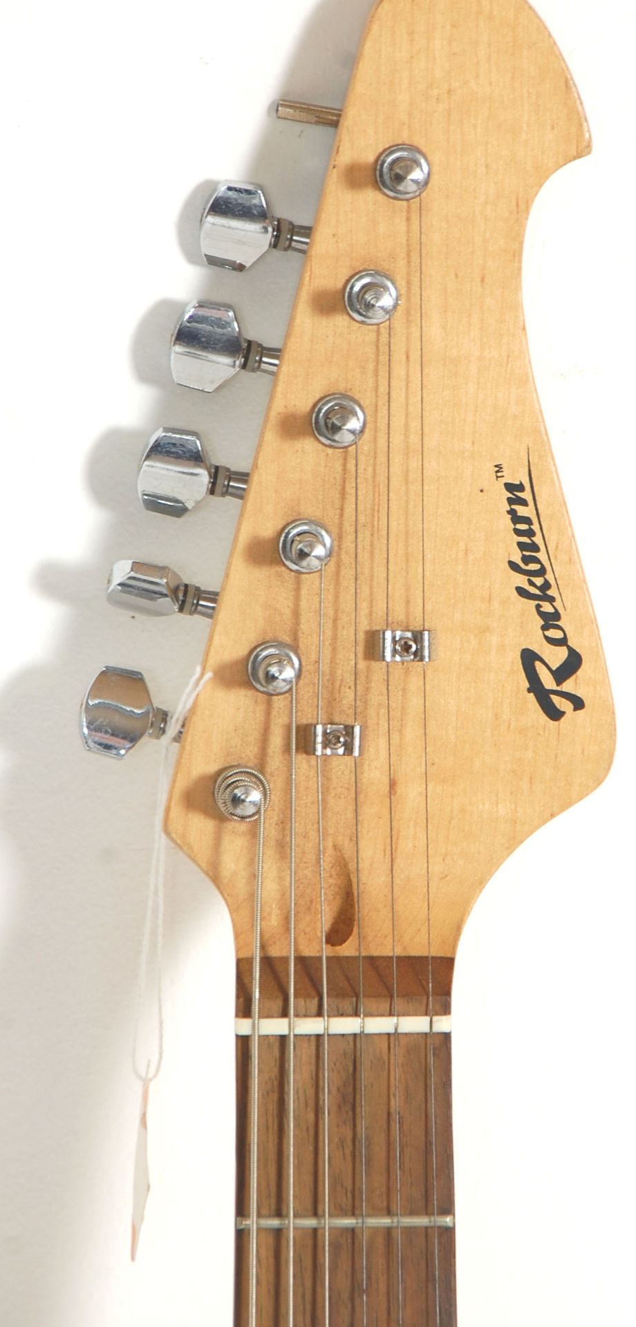 A Fender Stratocaster style Rockburn six string electric guitar having three control knobs with a - Bild 3 aus 4