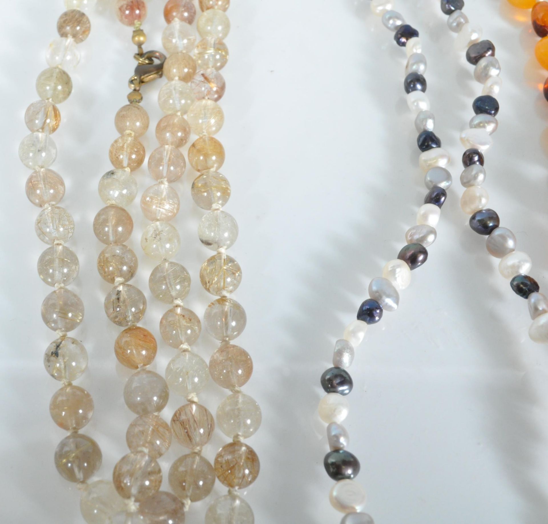 A mixed group of jewellery to include faux amber necklaces, croal and white metal Tibetan - Bild 2 aus 10