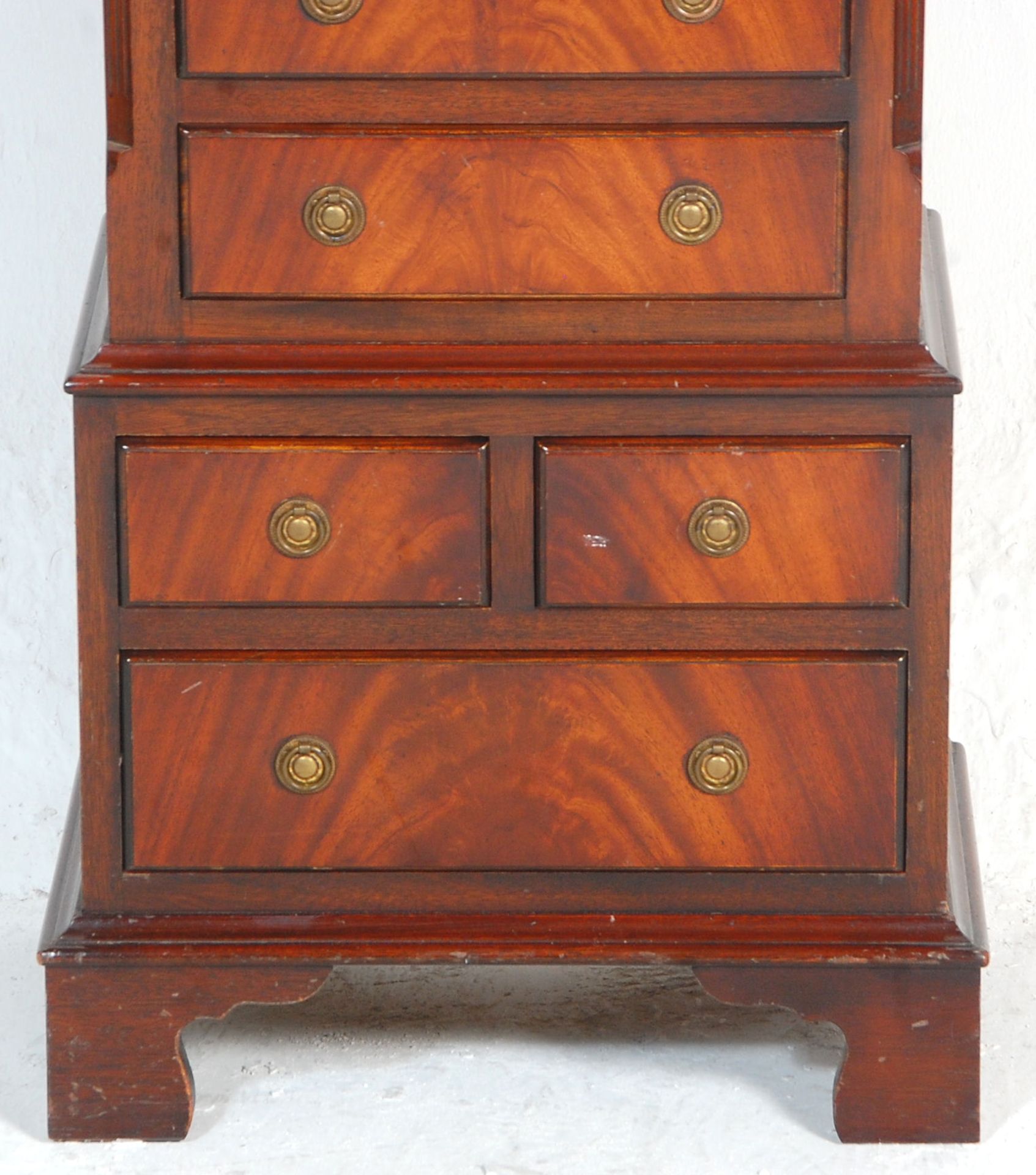 A Georgian revival small mahogany tallboy chest of drawers raised on bracket feet with a series of - Bild 3 aus 12