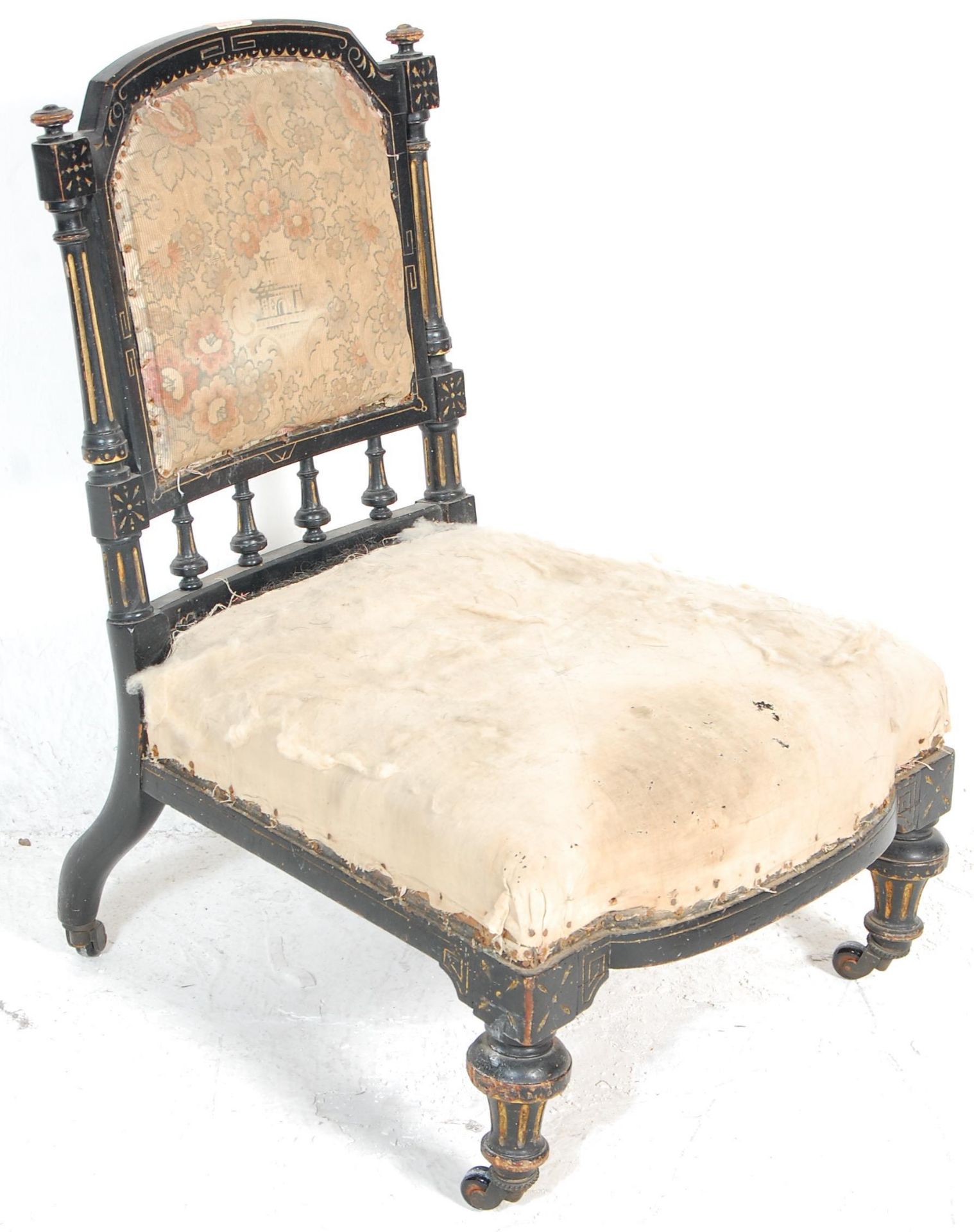 A Victorian 19th century Aesthetic movement nursing chair. Raised on turned, tapering legs with - Bild 3 aus 6