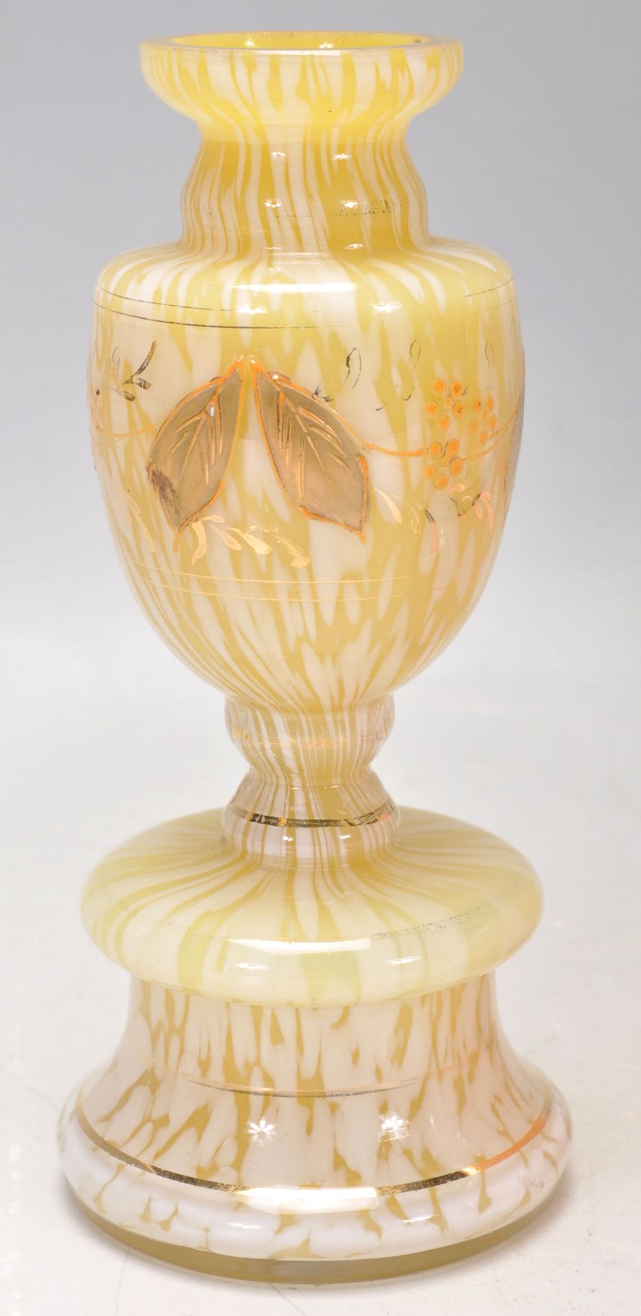 A vintage Art Deco pottery having a bulbous form having hand painted floral decoration together with - Bild 5 aus 16