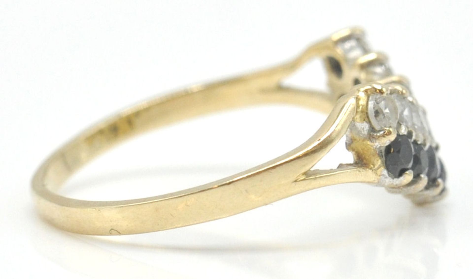 A 9ct gold hallmarked cluster ring. The yellow facet cut stone within a halo of white stones. - Bild 11 aus 15