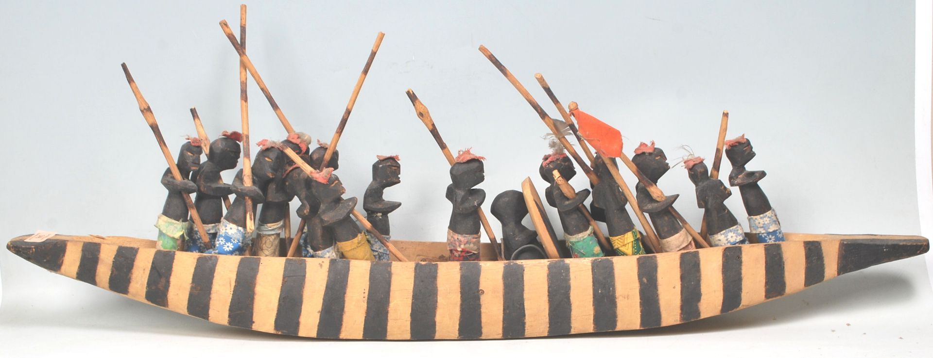 An African tribal carved wooden boat figurine complete with striped painted sides, complete with - Bild 3 aus 12