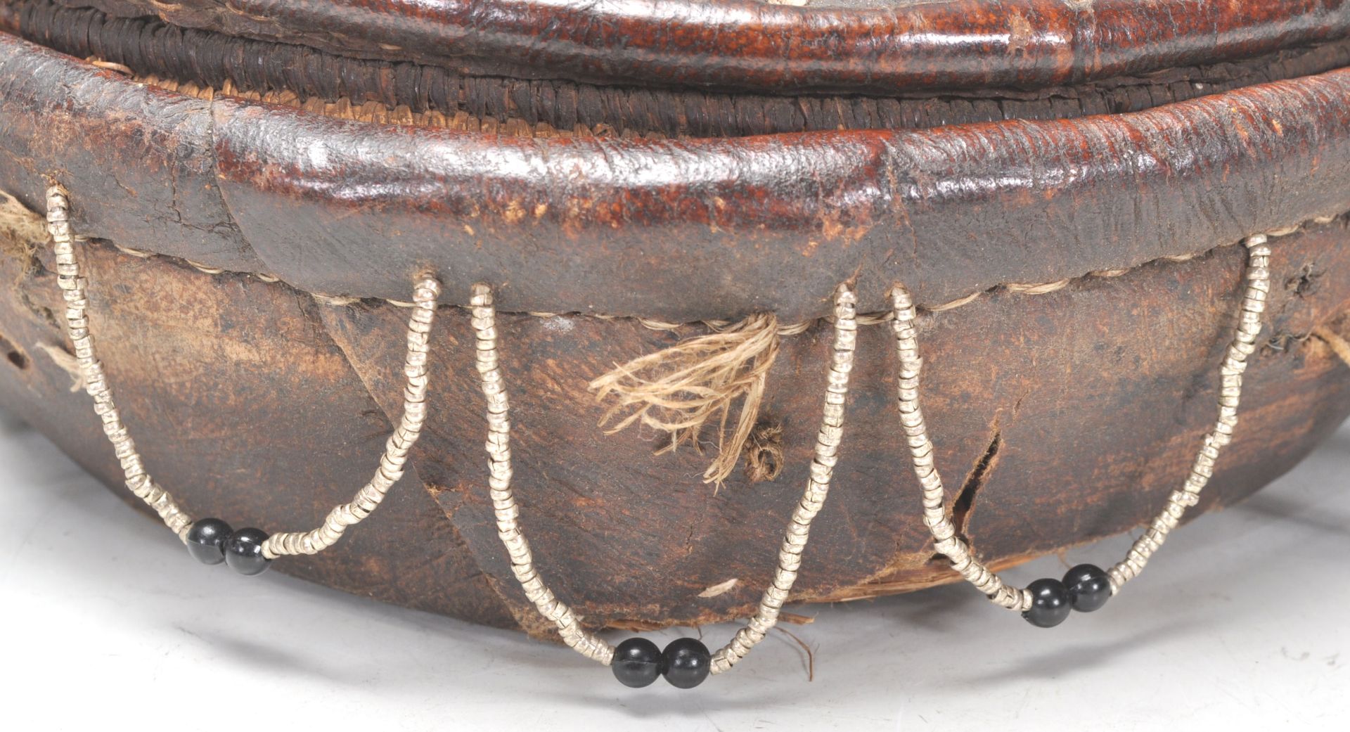 An early 20th Century Vintage tribal Ethiopian injera bread basket. Leather covered with beadwork - Bild 2 aus 9