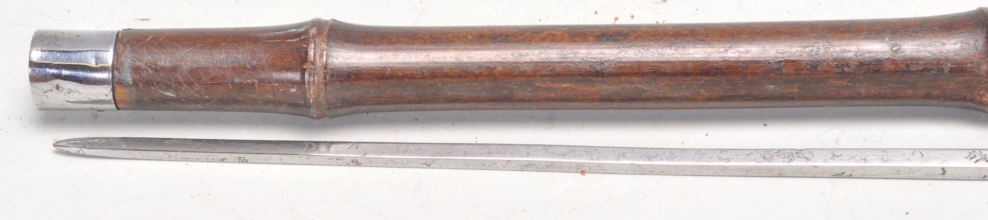 A vintage 20th Century bamboo sword stick / walking stick cane of slim form having a root knot - Bild 4 aus 17