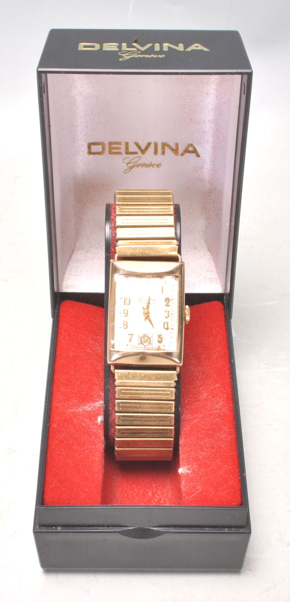 A hallmarked 9ct yellow gold cased gentleman's wrist watch. The watch face marked for Helvetia