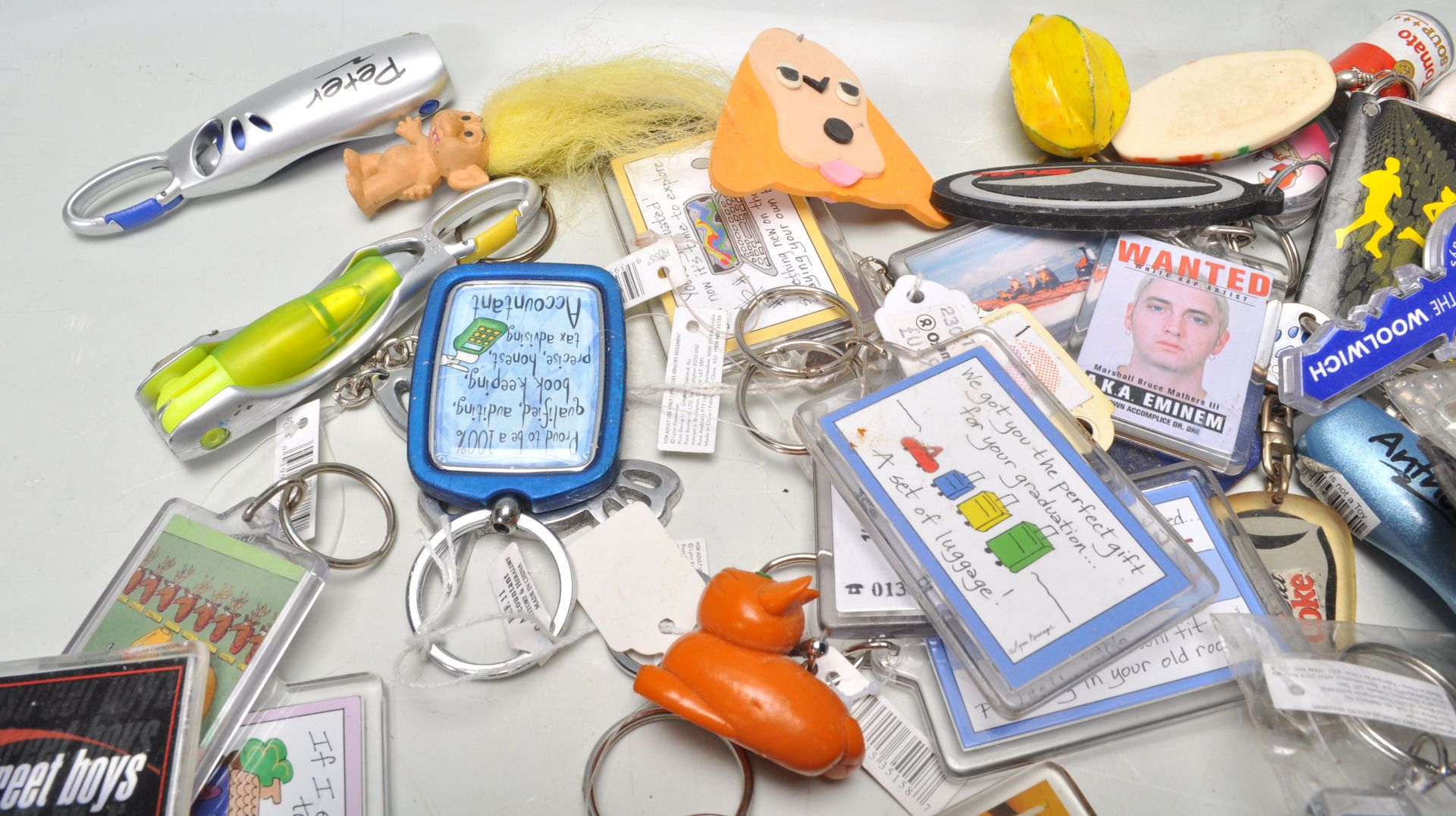 A large collection of assorted collectable / novelty key rings / key chains, including advertising - Image 4 of 8