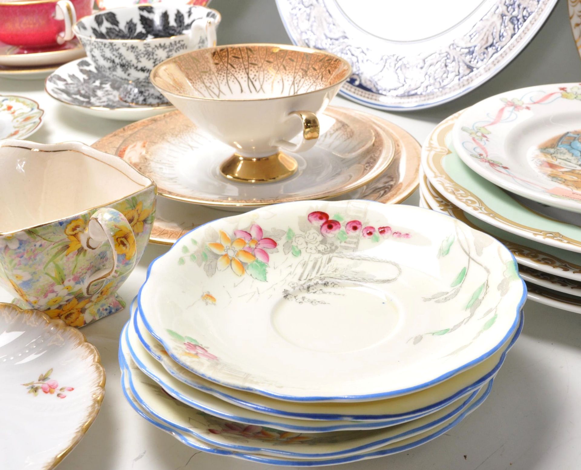 A collection of mixed vintage bone china tea service pieces to include Royal Albert Serena pattern - Bild 11 aus 21