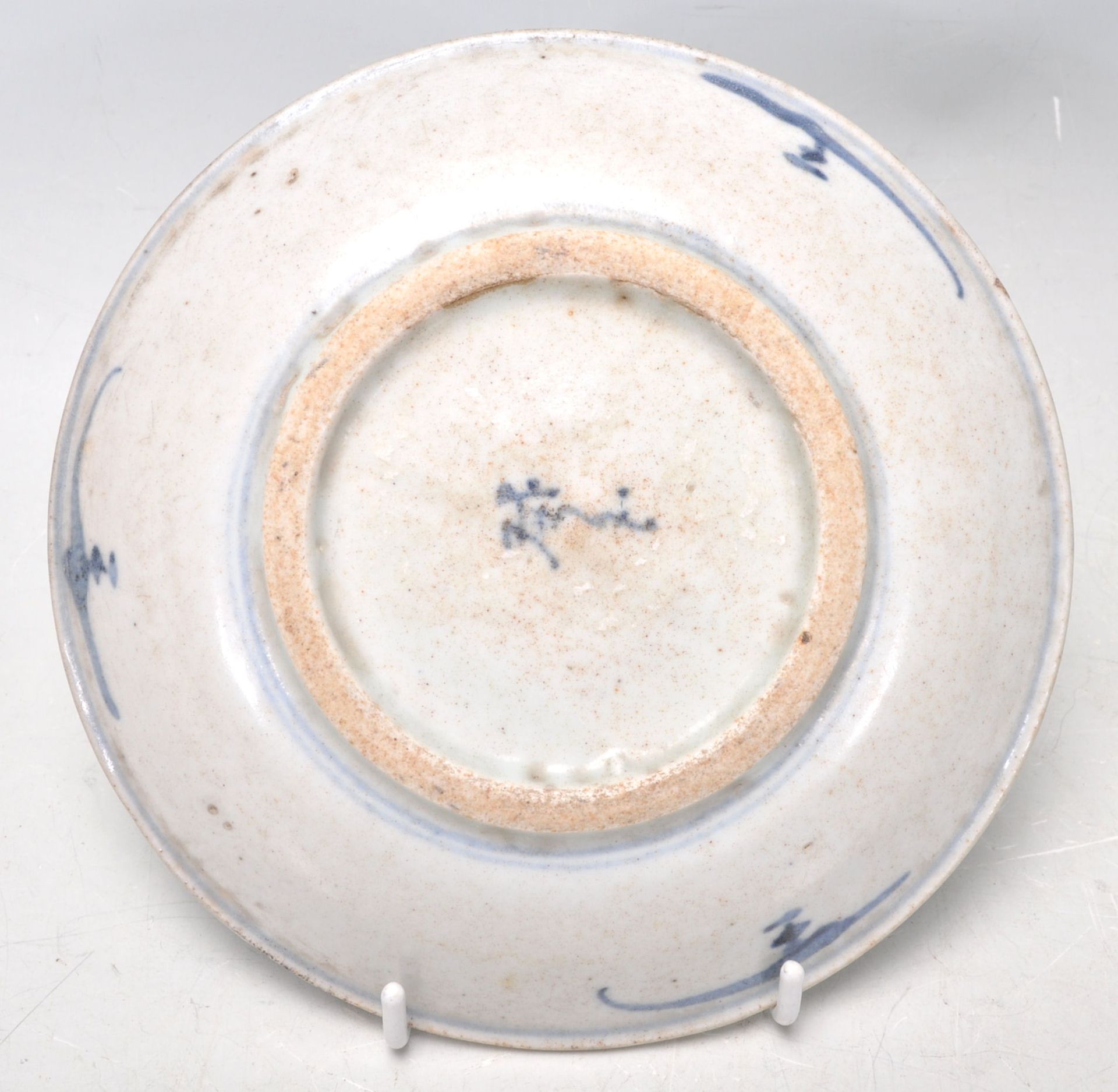 An 18th Century Japanese blue and white small plate having hand painted decoration of a perched bird - Bild 5 aus 11