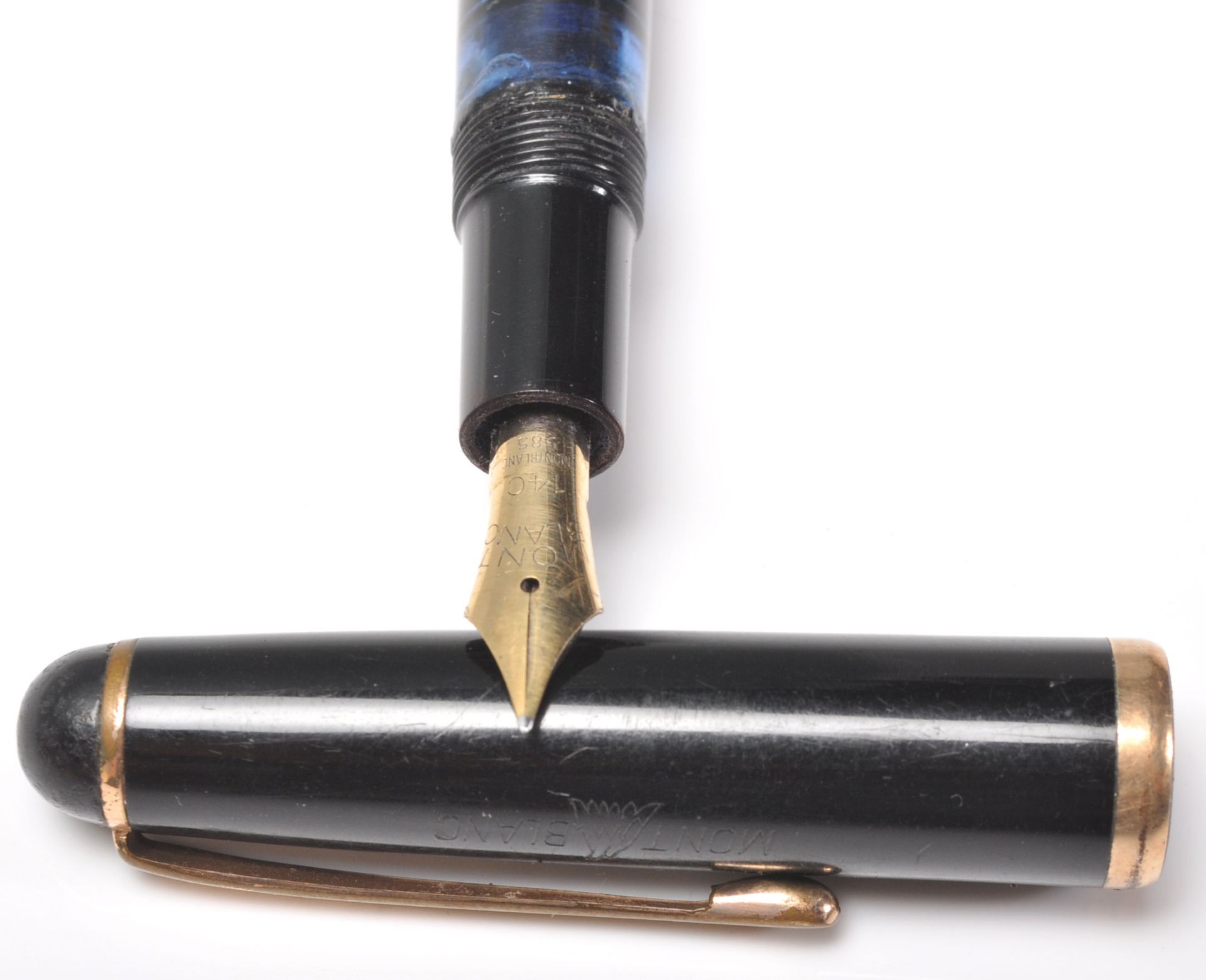 A vintage Mont Blanc 344 fountain ink writing pen having a black plastic body with gilt banding - Bild 4 aus 7