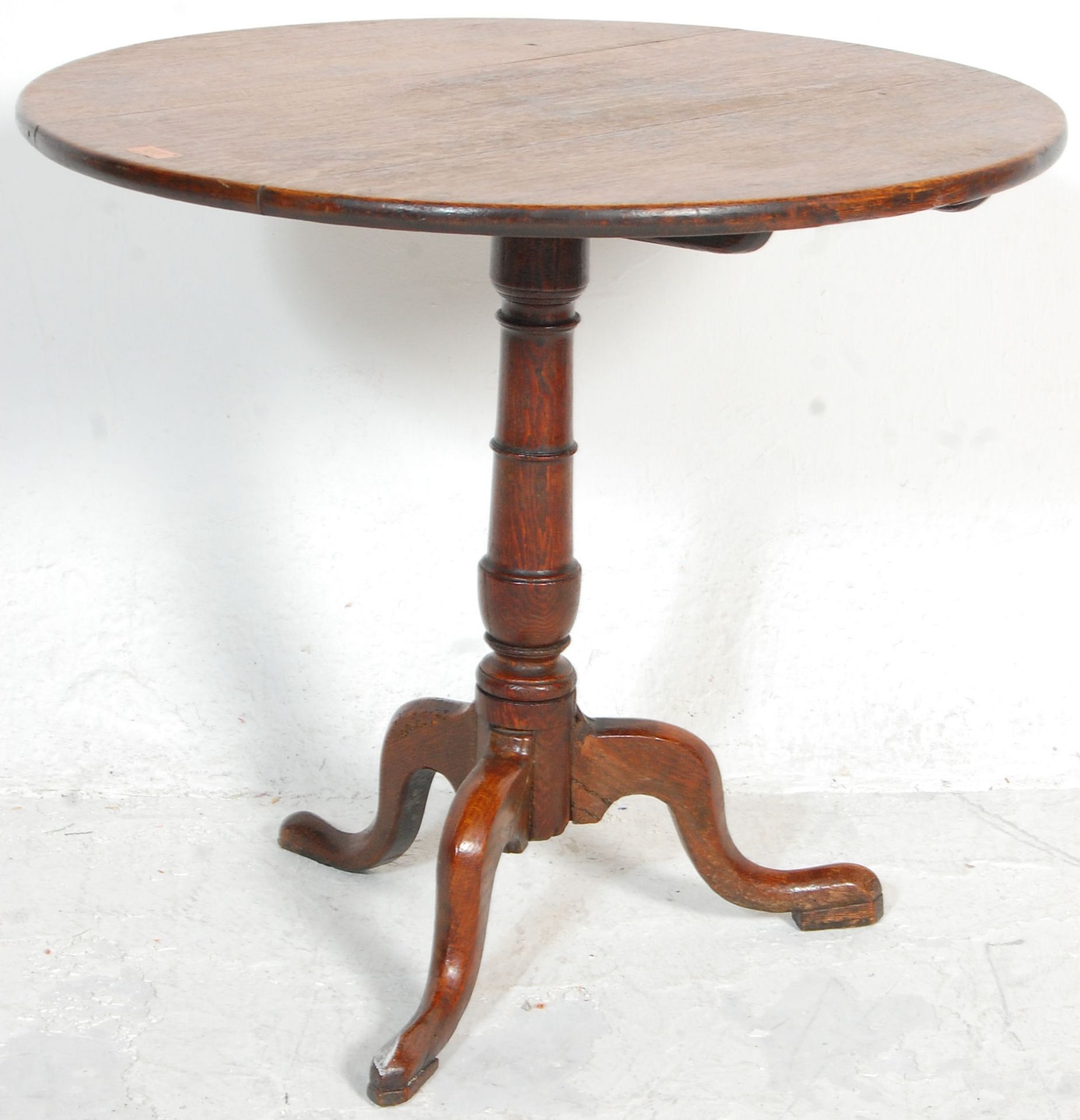 An 18th century George III country oak pedestal tilt top wine / occasional table. Raised on a - Bild 3 aus 5