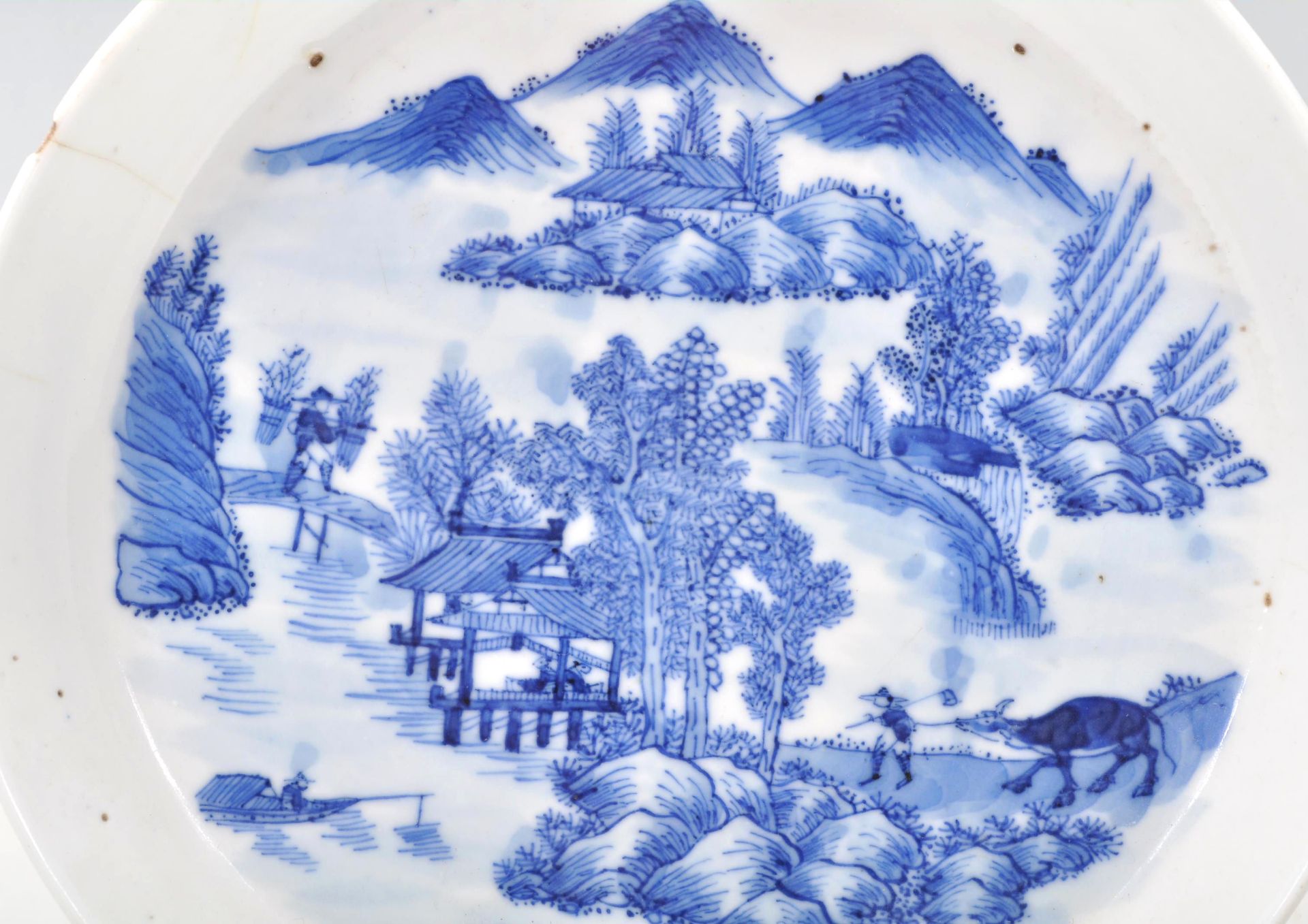 An 18th Century Kangxi Chinese blue and white hand painted dish of round form being finely painted - Bild 3 aus 6