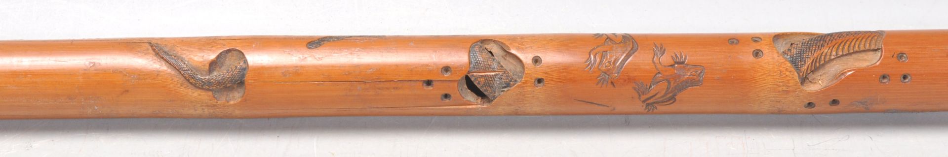 A vintage 20th Century bamboo sword stick / walking stick cane having root knot ball knob to top - Bild 3 aus 8