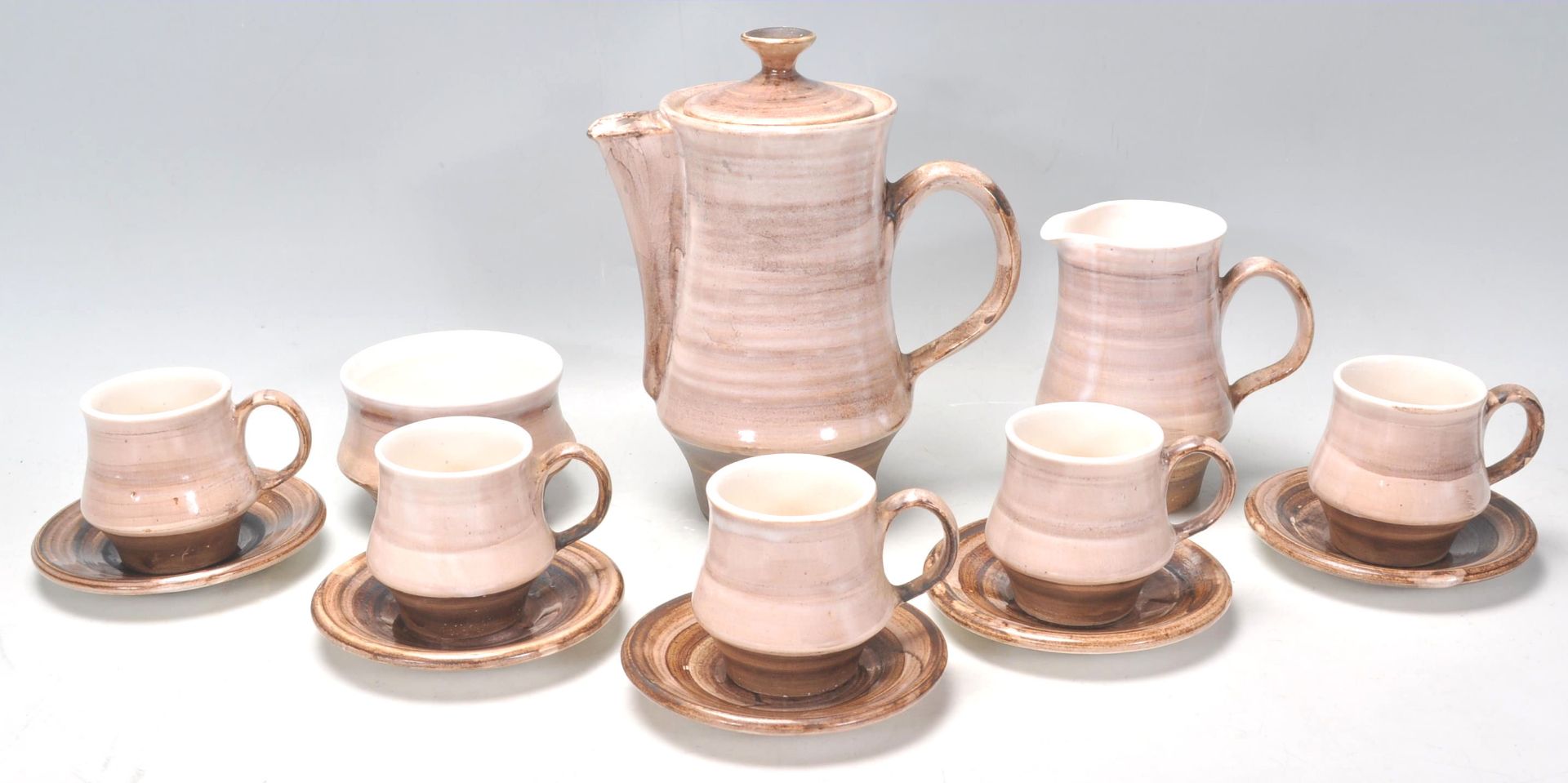 A vintage retro 20th Century Rye pottery coffee service consisting of coffee pot, six cups and - Bild 2 aus 8