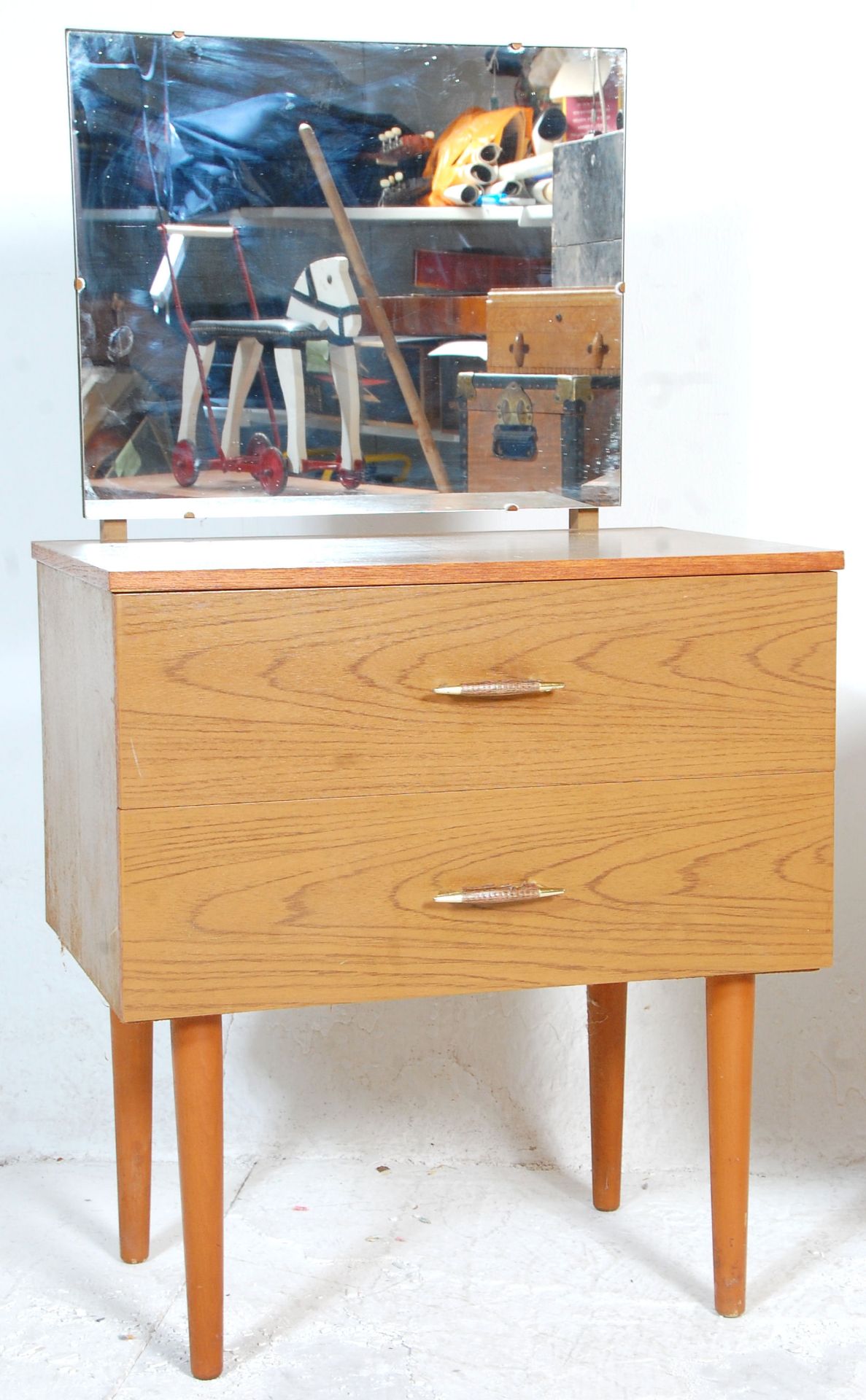 A retro 20th Century melamine teak wood effect dressing table chest of small proportions having a - Bild 4 aus 5