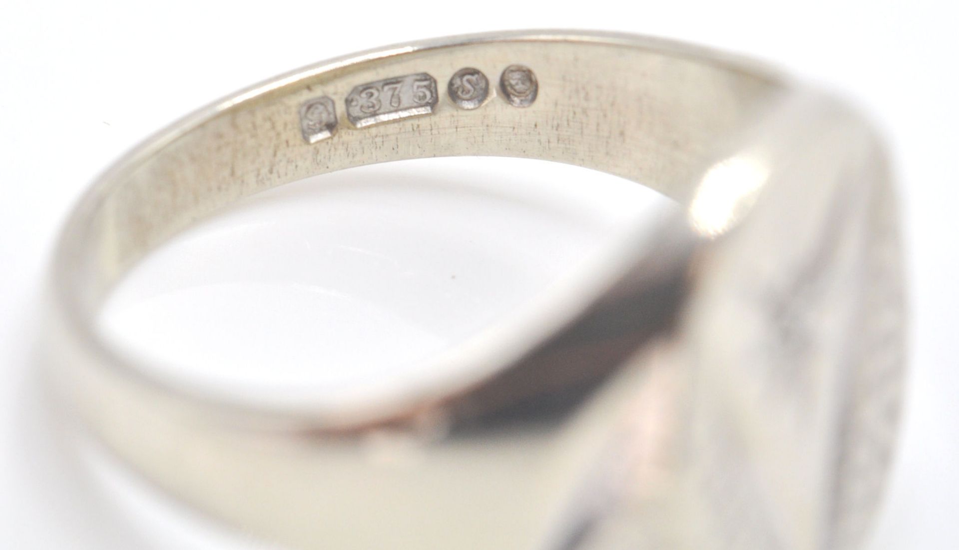 A 9ct white gold hallmarked signet ring. The ring with sunburst cartouche inset with round cut - Bild 8 aus 8