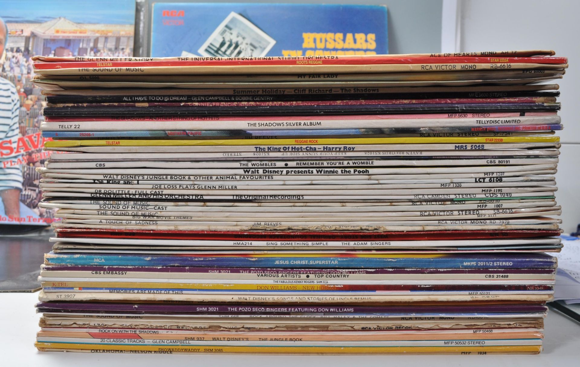 A collection of vintage 12" LP records to include - Bild 2 aus 16