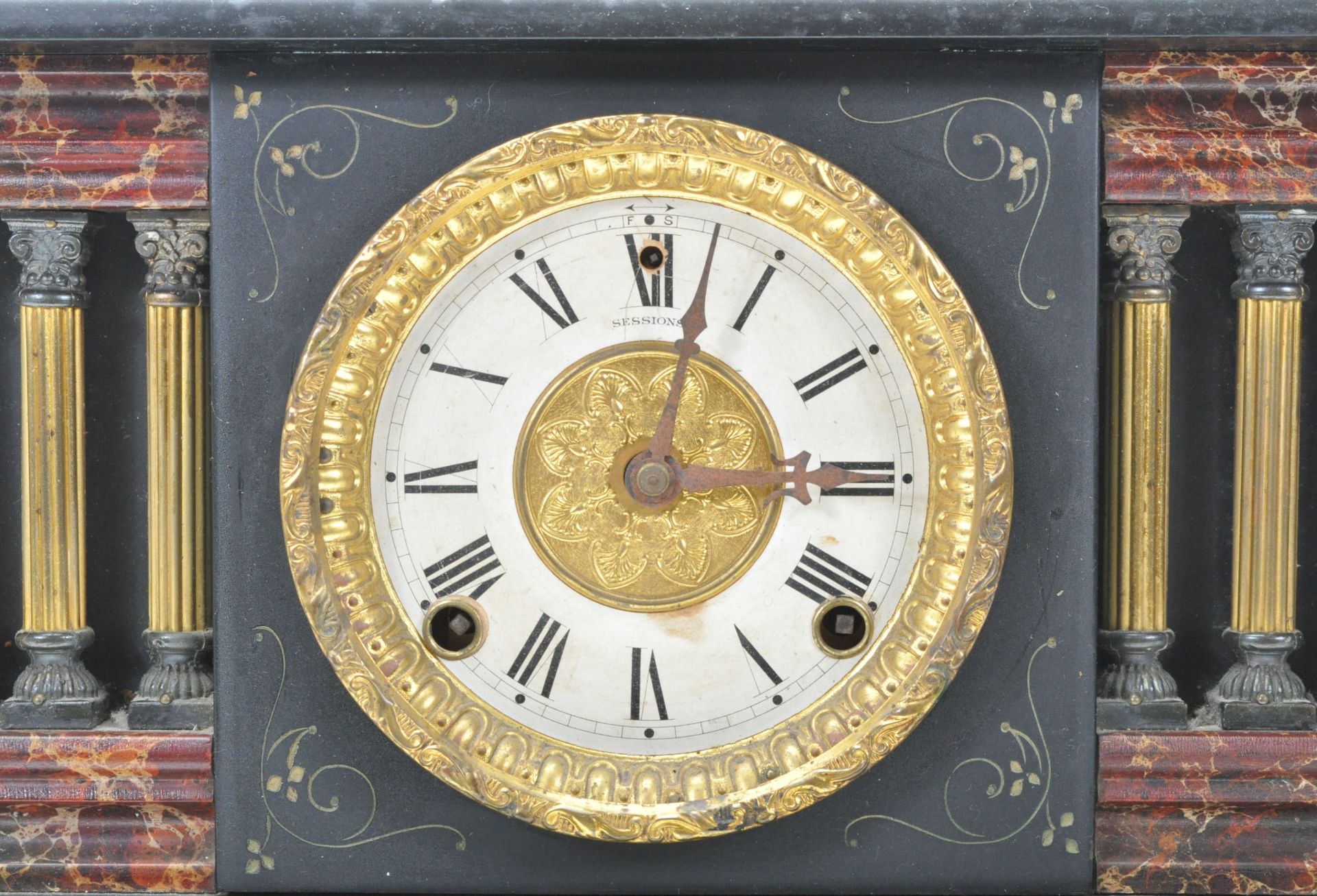 A Victorian style faux red marble and slate 24hr mantel clock featuring having a round brass white - Bild 2 aus 6