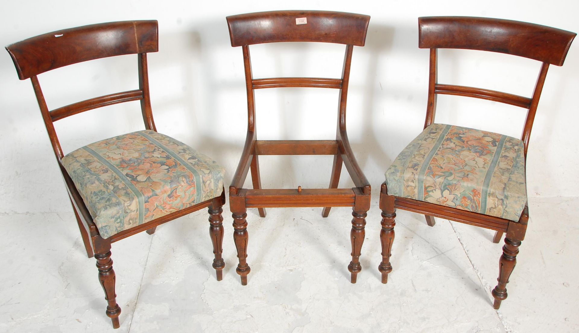 A group of three early 19th century Regency mahogany bar back dining chairs having knopped and - Bild 2 aus 5