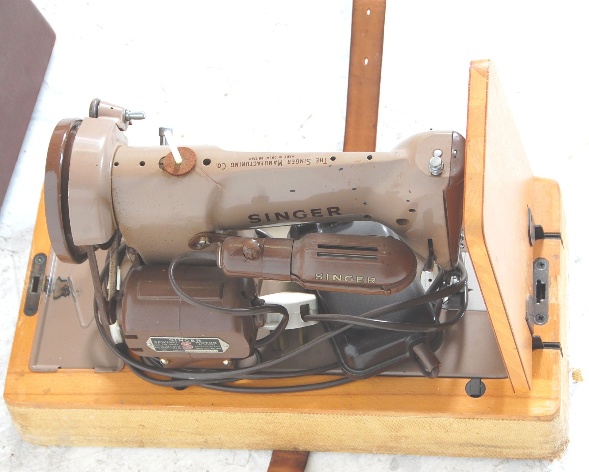 Two vintage retro 20th Century electric sewing machine to include one by Singer with a red leather - Bild 4 aus 6