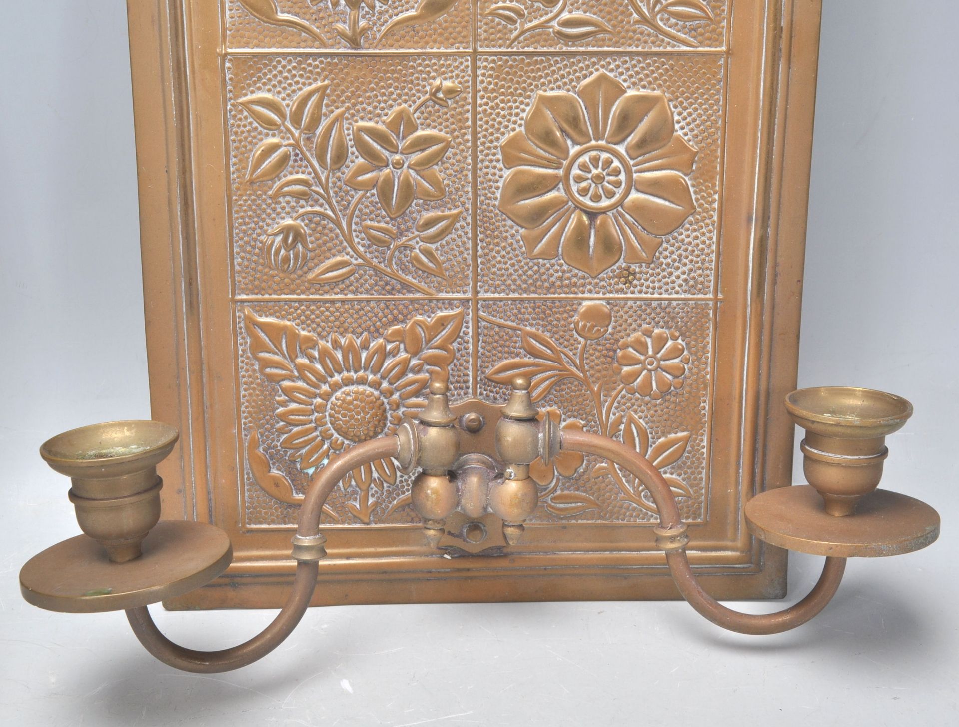 A pair of late 19th Century Victorian Aesthetic movement Arts and Crafts wall mounting brass - Bild 7 aus 8