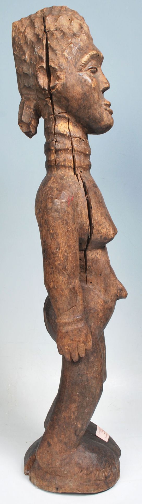 A carved African tribal wood fertility figure having a ringed neck and extended belly button, with - Bild 4 aus 8